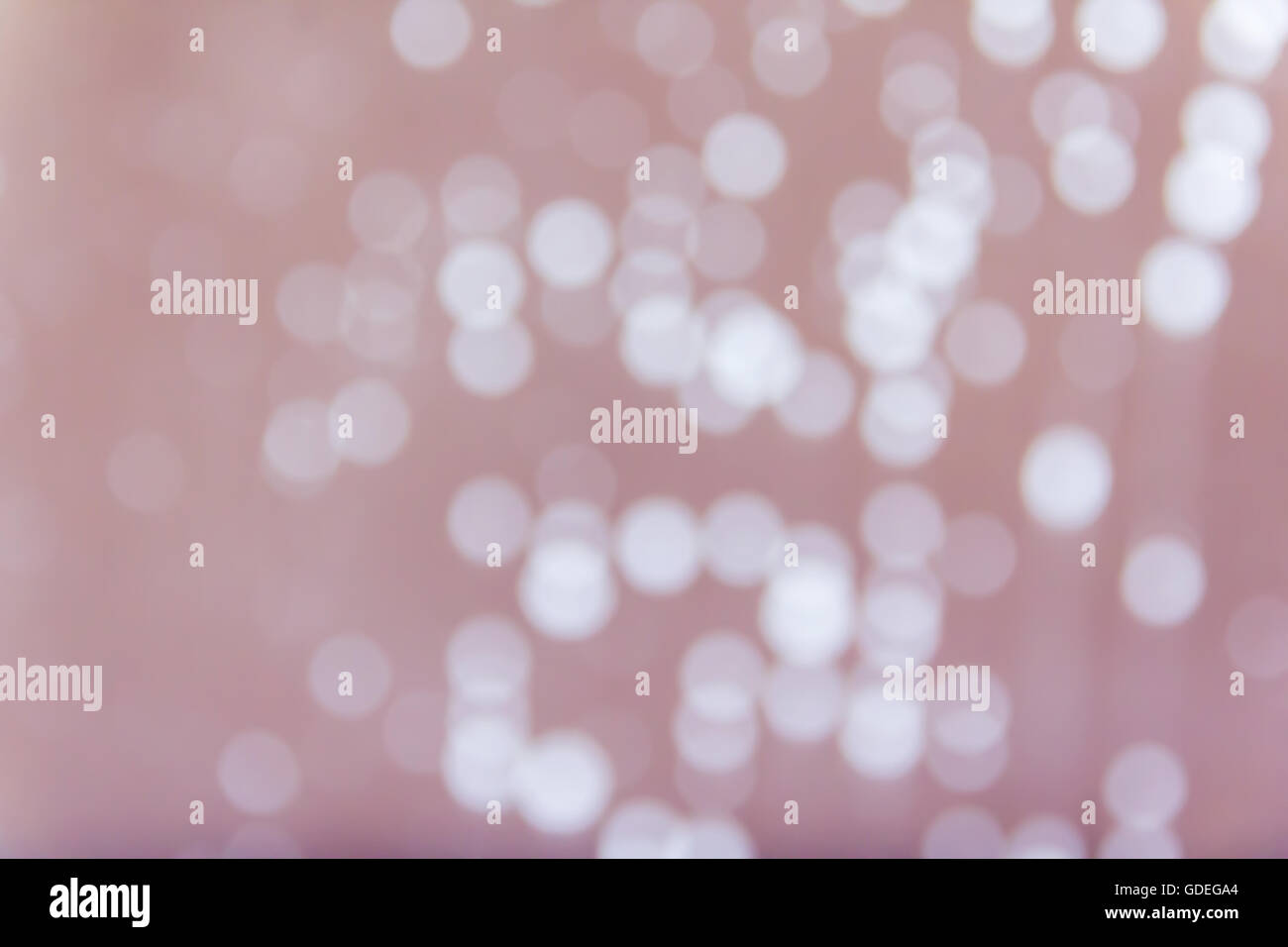 Abstract sfondo sfocato con pioggia o acqua goccia bokeh su specchio di vetro in dolce rosa pastello Foto Stock