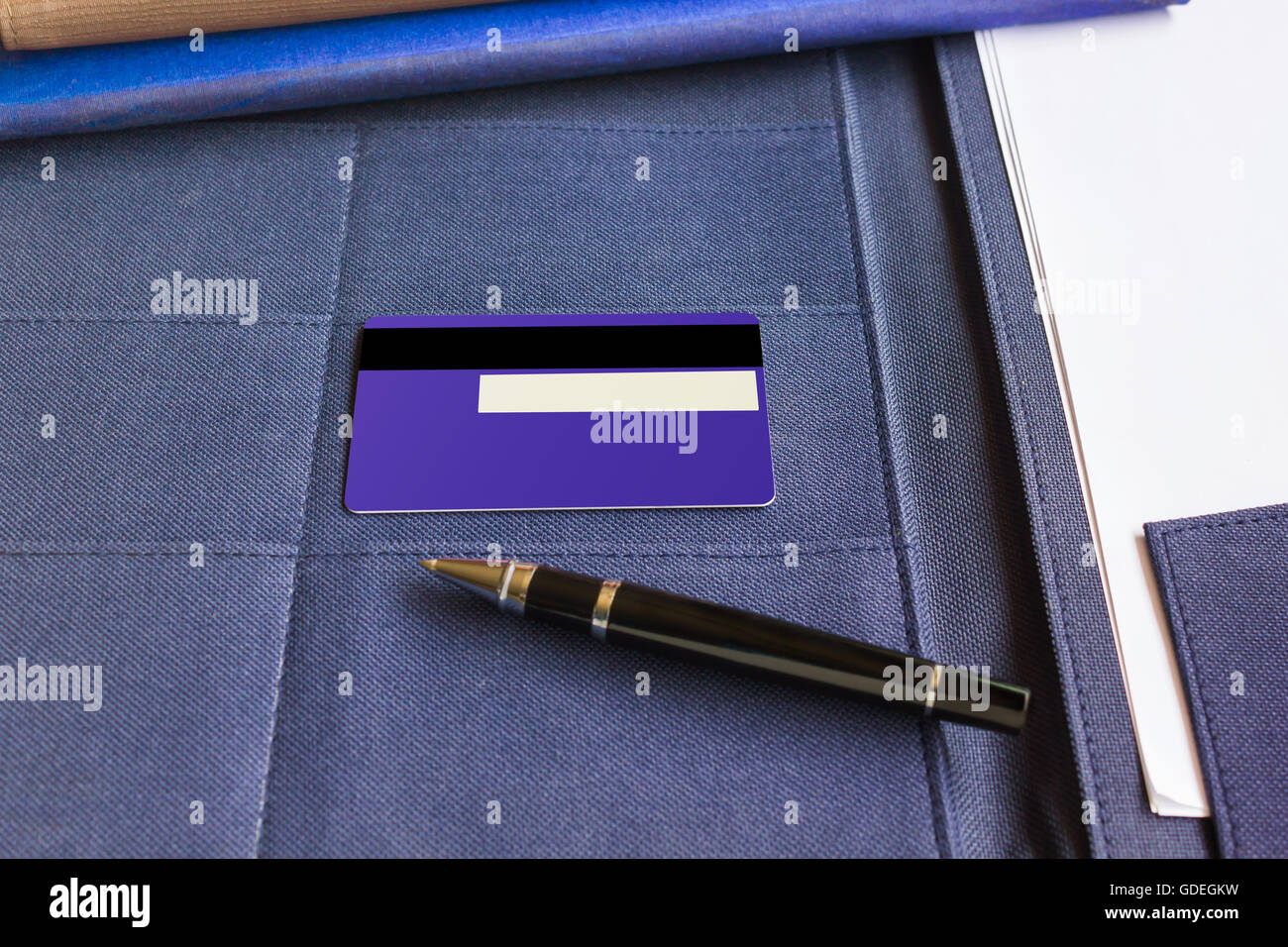 Retro della carta di credito con firma in bianco area e penna con spazio di  copia Foto stock - Alamy