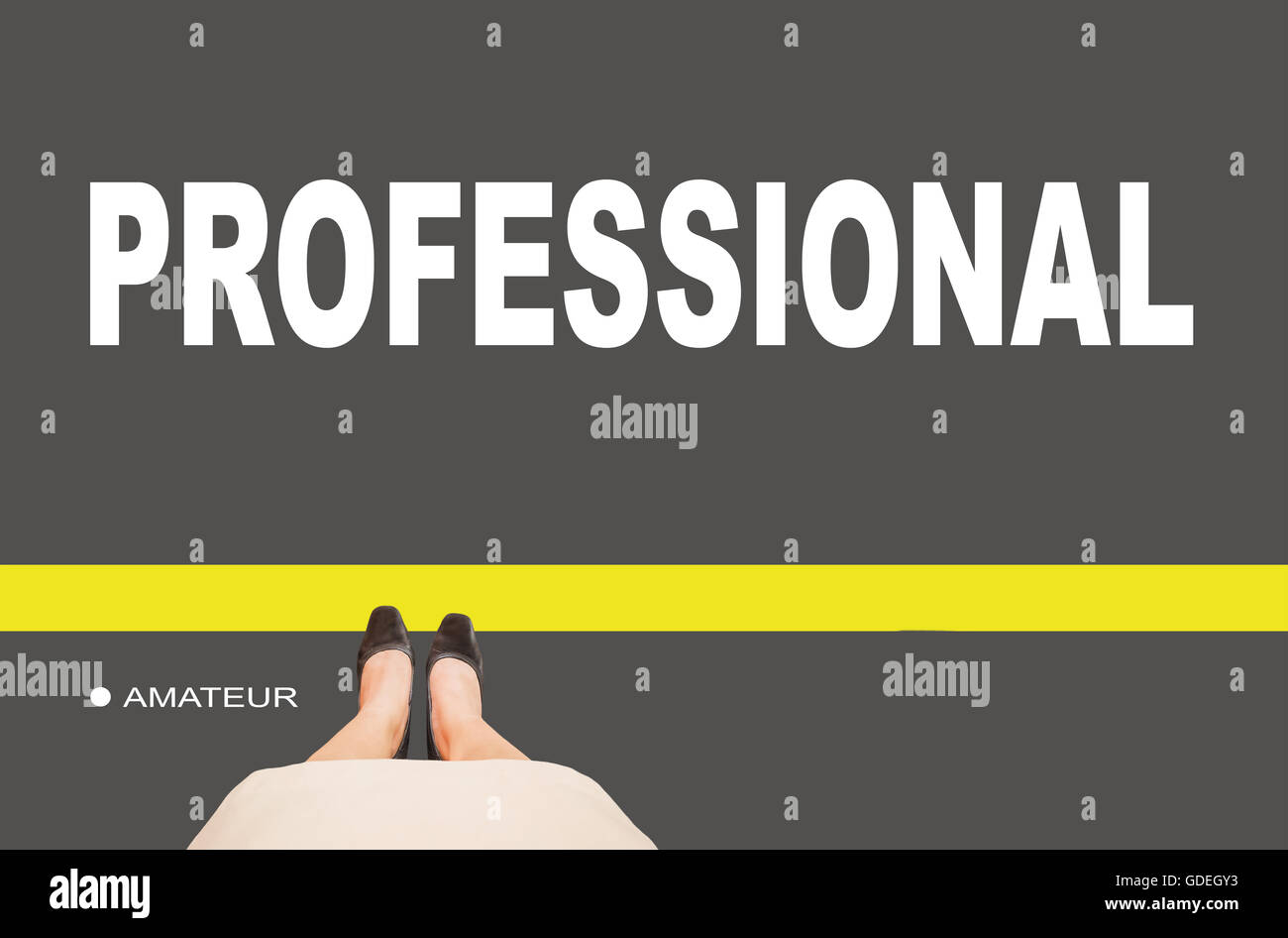 Le donne d'affari gamba in piedi in linea con il testo amatoriali e professionali su terra, concetto di business o di progressione di lavoro Foto Stock