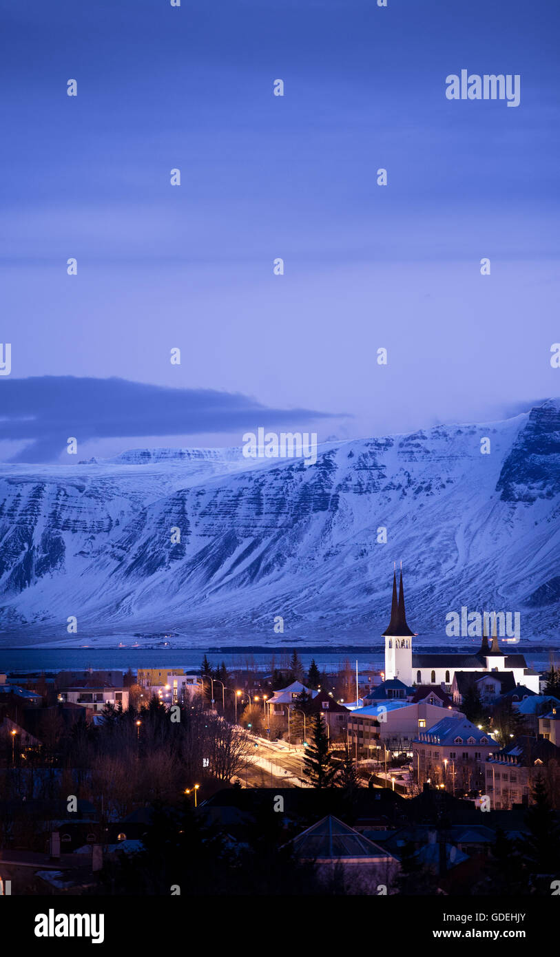Lo skyline della citta' al tramonto, Reykjavik, Islanda Foto Stock