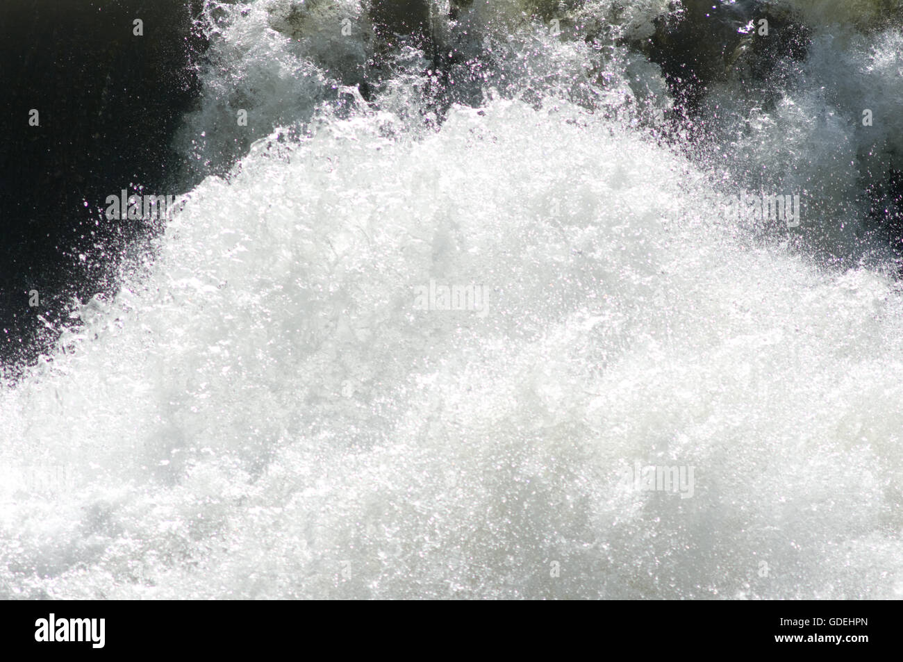 Un vicino allo studio di una piccola cascata e whitewater sul fiume Skykomish adiacente all'autostrada 2 in Cascade Mountains. Foto Stock