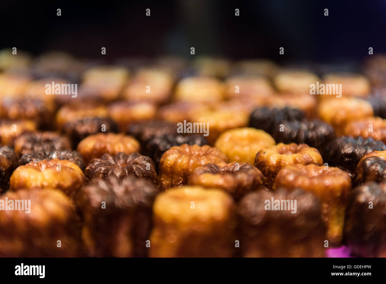 Close-up di canele torte in una riga Foto Stock