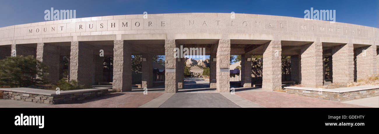 Una piena vista panoramica di Mt. Rushmore monumento nazionale, con la vista dei presidenti attraverso il Grand View terrazza. Foto Stock