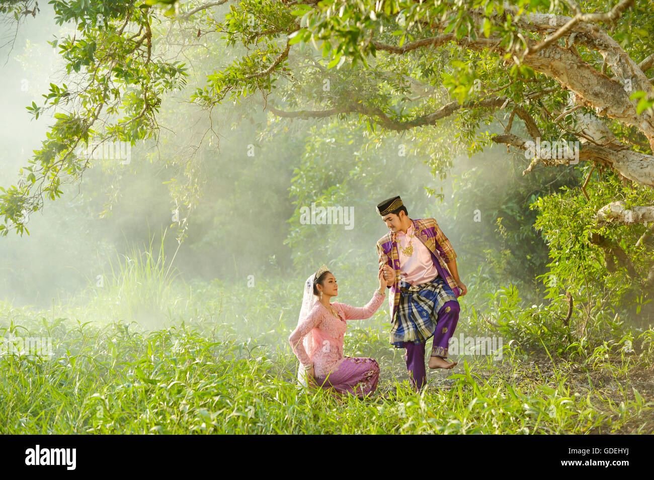 L uomo e la donna in abiti tradizionali di ballo, Asia Foto Stock