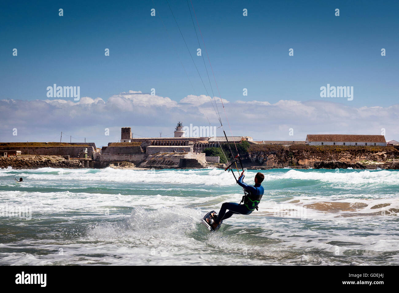 L'uomo Kite surf, Spiaggia Los Lances Tarifa, Andalusia, Spagna Foto Stock