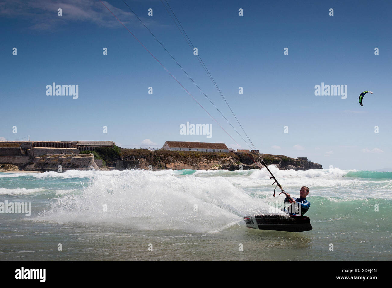 L'uomo Kite surf, Spiaggia Los Lances Tarifa, Andalusia, Spagna Foto Stock