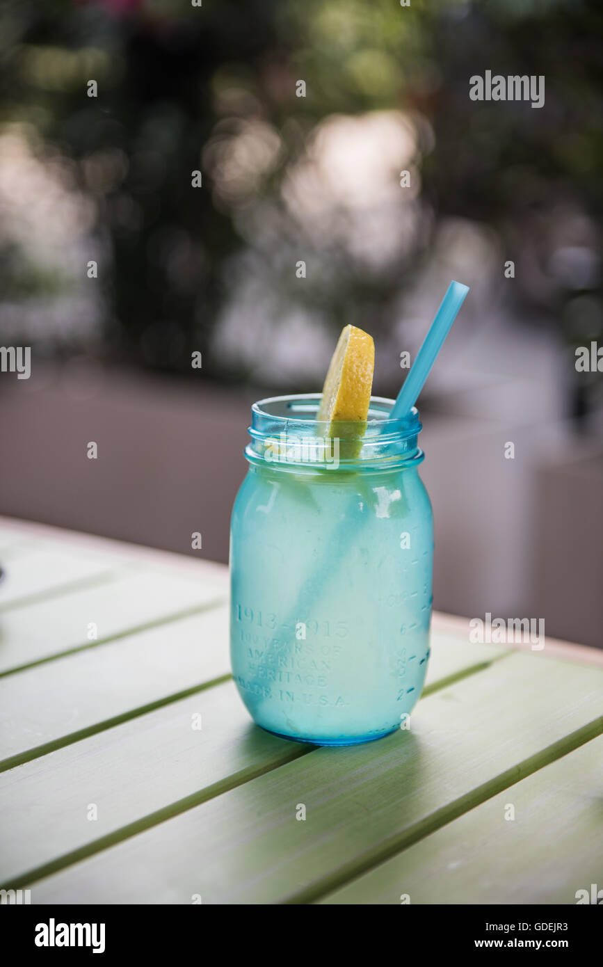 Bicchiere di acqua con cannuccia Foto Stock