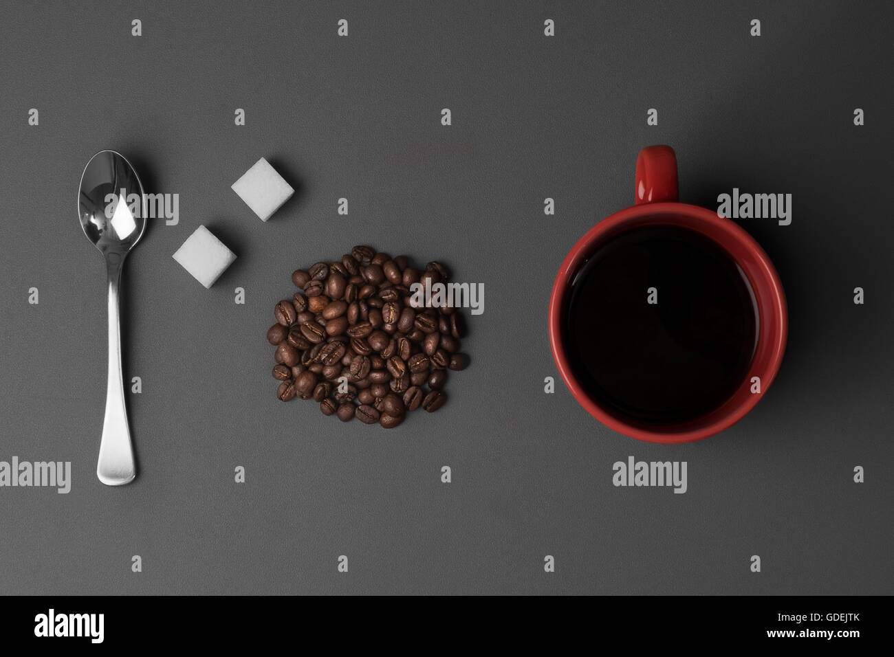 Tazza di caffè con i chicchi di caffè e cucchiaino di bianco con cubetti di zucchero Foto Stock