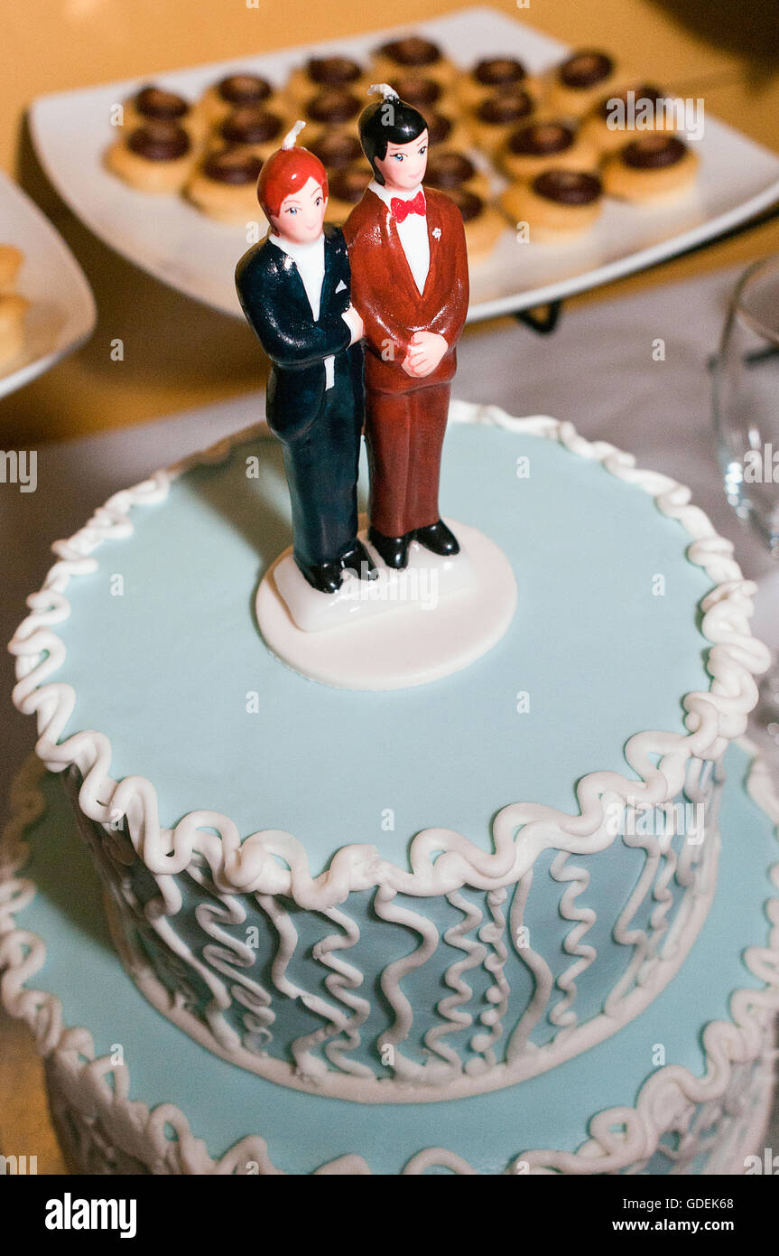 Una coppia gay wedding cake topper. Foto Stock