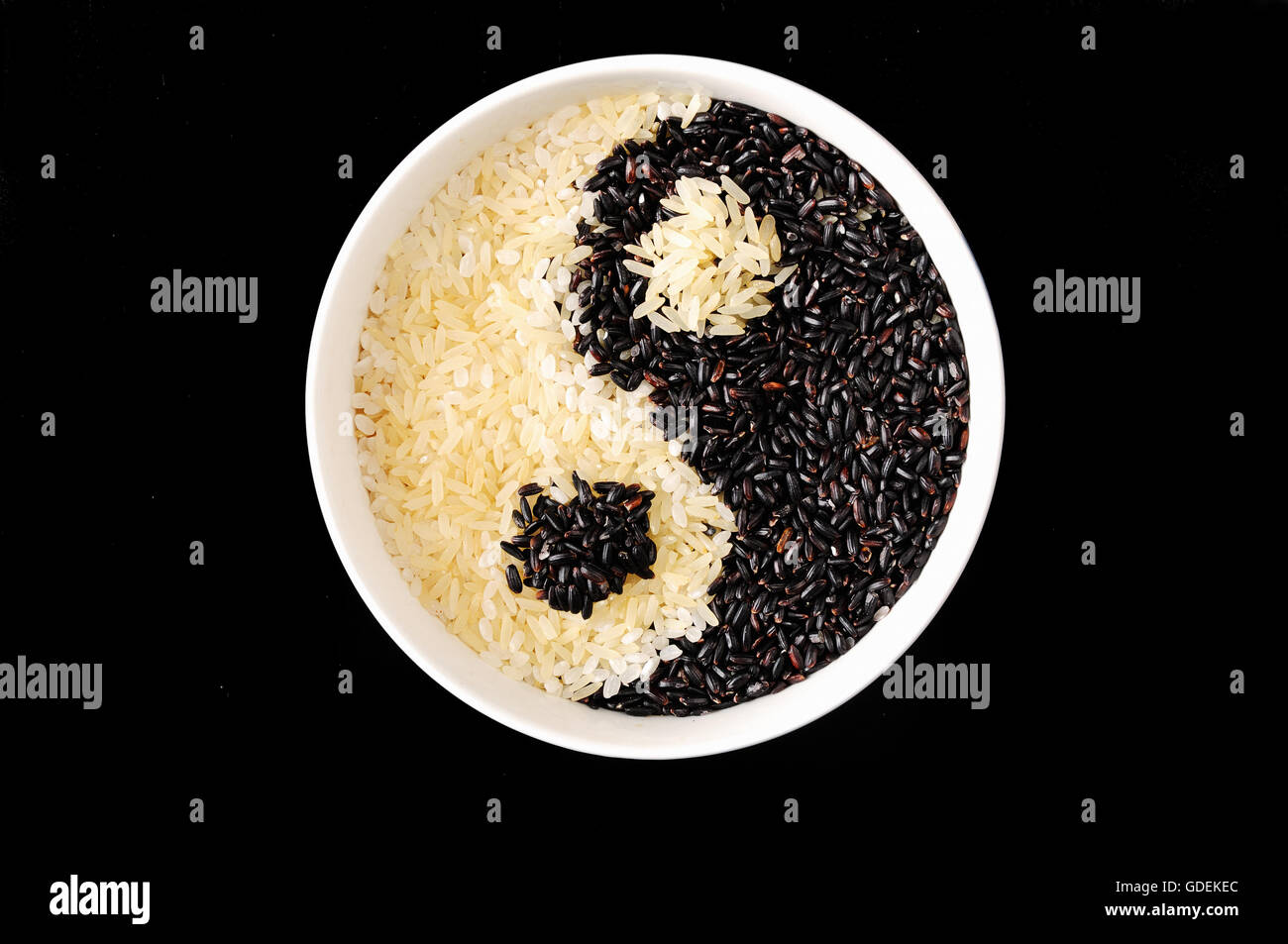 In bianco e nero il riso formando un yin yang simbolo Foto Stock