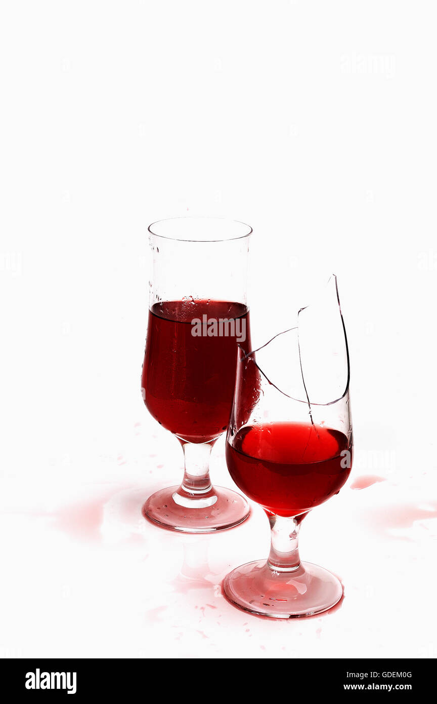 Vetro rotto con vino e gocce ,isolati su sfondo bianco Foto Stock