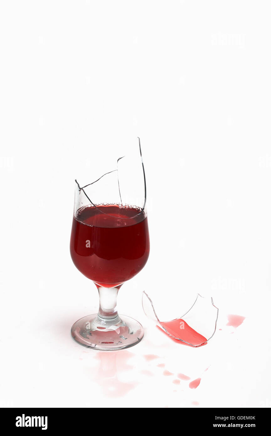Vetro rotto con vino e gocce ,isolati su sfondo bianco Foto Stock