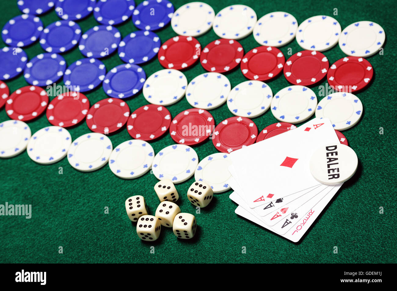 Poker chips formante la bandiera americana e il chip del concessionario Foto Stock