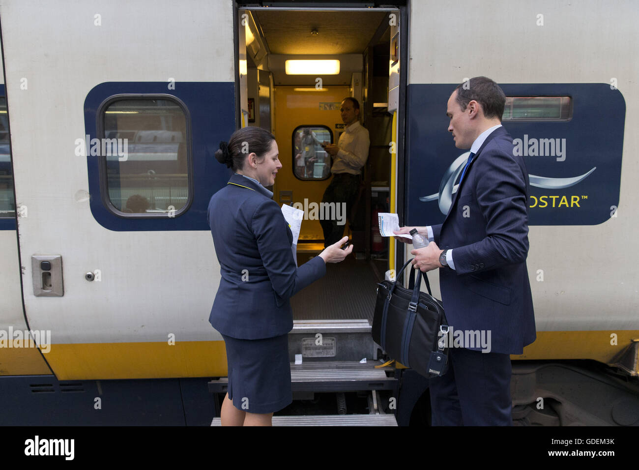 Un dipendente controlla un biglietto passeggeri come egli vive il treno all'Eurostar international rail station di Londra. 2016. Foto Stock