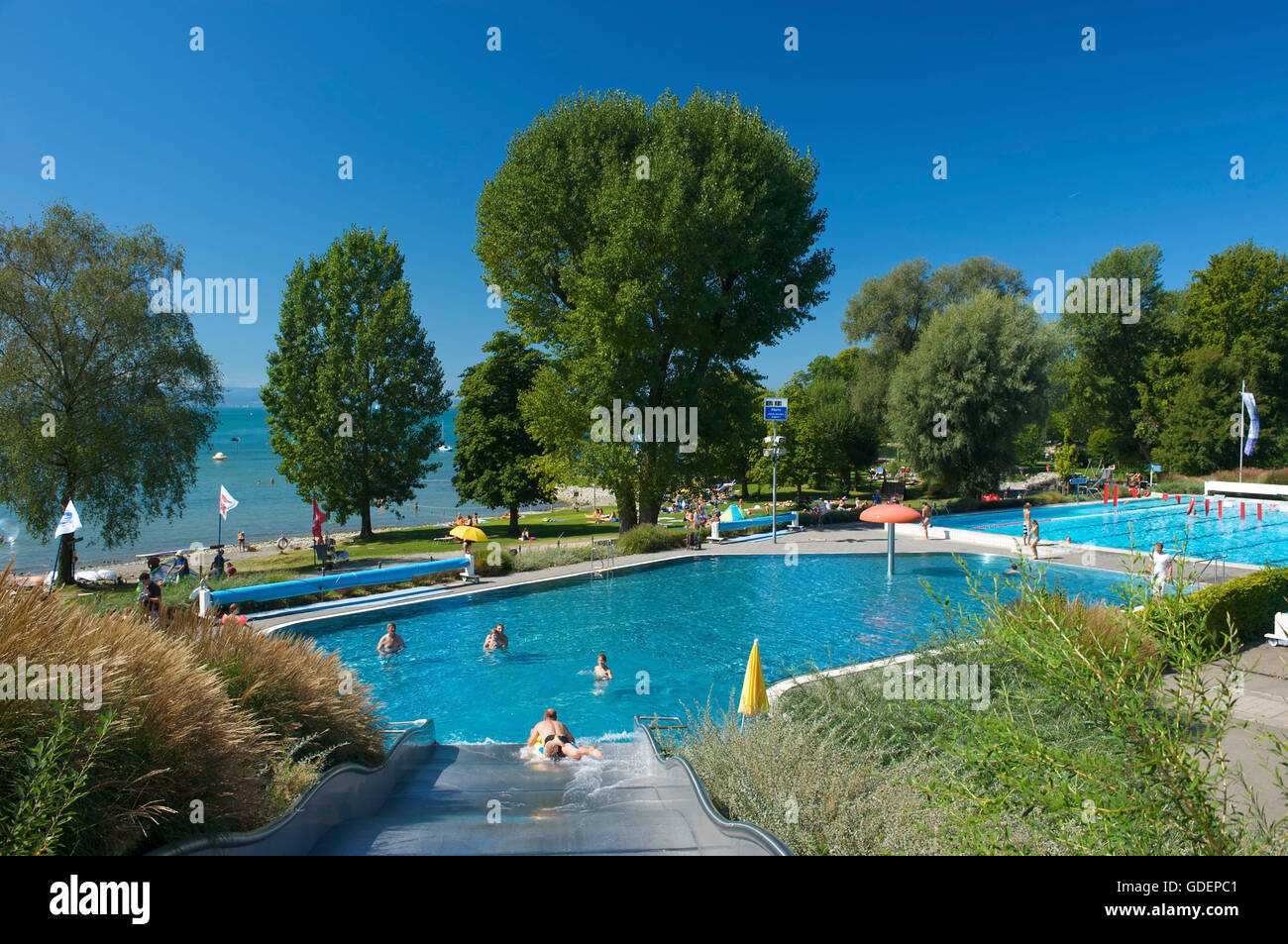 Piscina all'aperto a Wasserburg, Lago di Costanza, Baden-Wuerttemberg, Germania Foto Stock