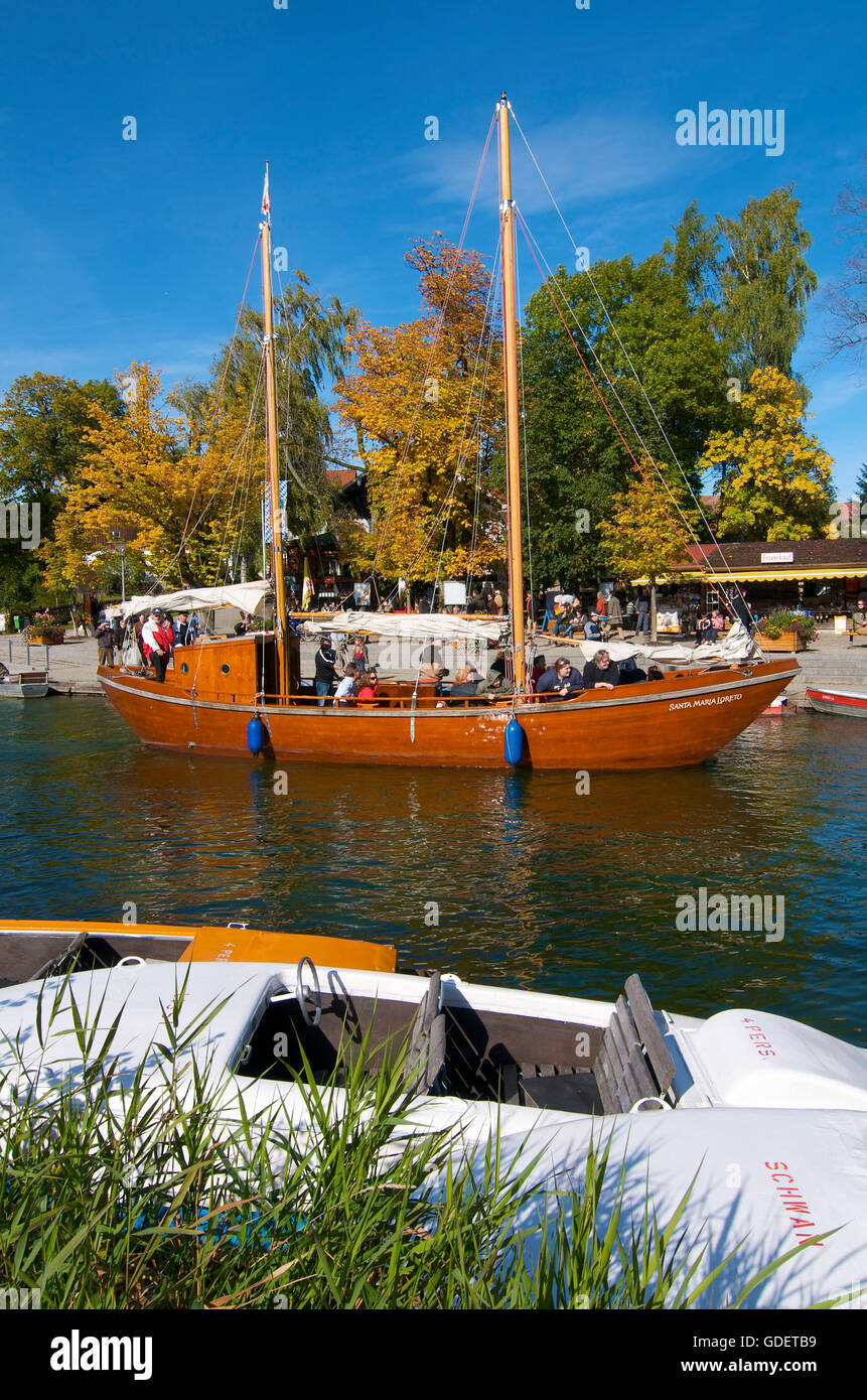 Escursione in barca sul Lago Alpsee, Immenstadt, Allgaeu, Baviera, Germania Foto Stock
