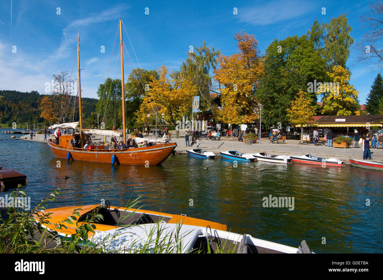 Escursione in barca sul Lago Alpsee, Immenstadt, Allgaeu, Baviera, Germania Foto Stock