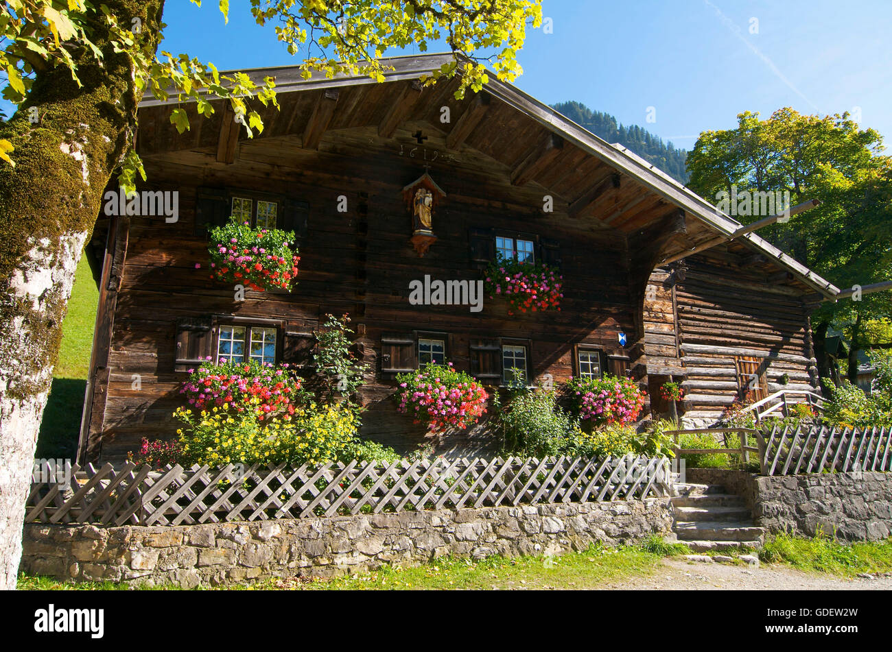 Tradizionale casa di campagna in Gerstruben vicino a Oberstdorf, Allgaeu, Baviera, Germania Foto Stock