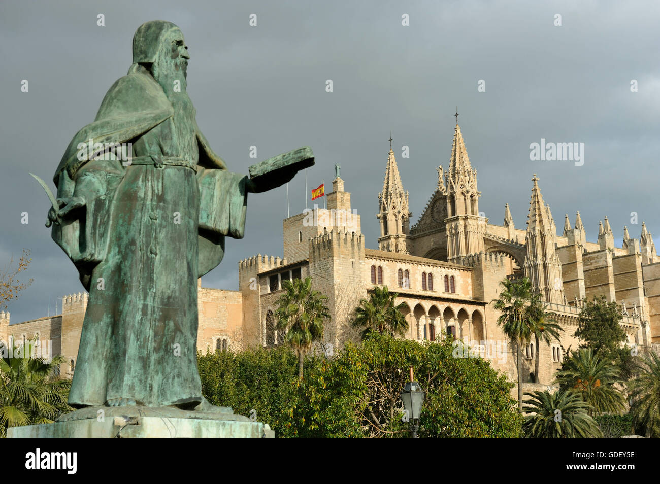 Kathedrale La Seu, Raimondo Lullo statua, Palma de Mallorca, Spagna, Mallorca Foto Stock