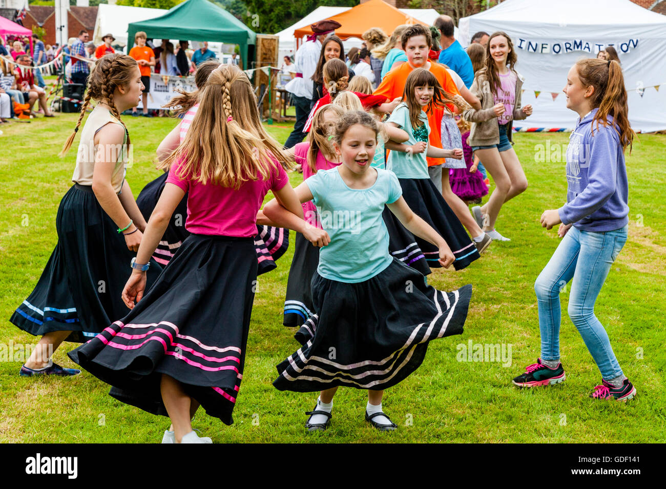 Bambini locali le danze sul Villaggio Verde durante il villaggio Fairwarp Fete, Fairwarp, East Sussex, Regno Unito Foto Stock