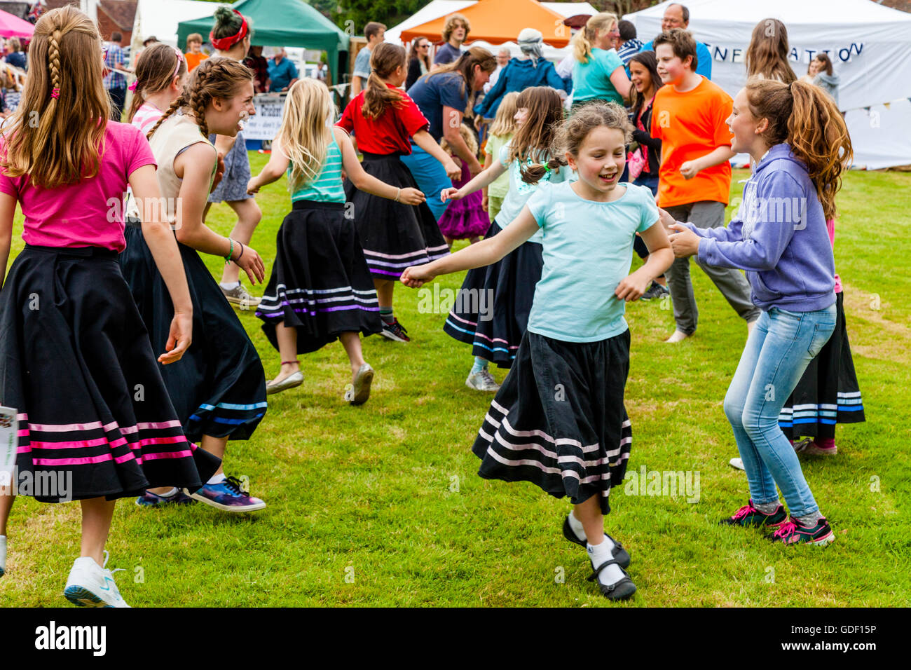 Bambini locali le danze sul Villaggio Verde durante il villaggio Fairwarp Fete, Fairwarp, East Sussex, Regno Unito Foto Stock