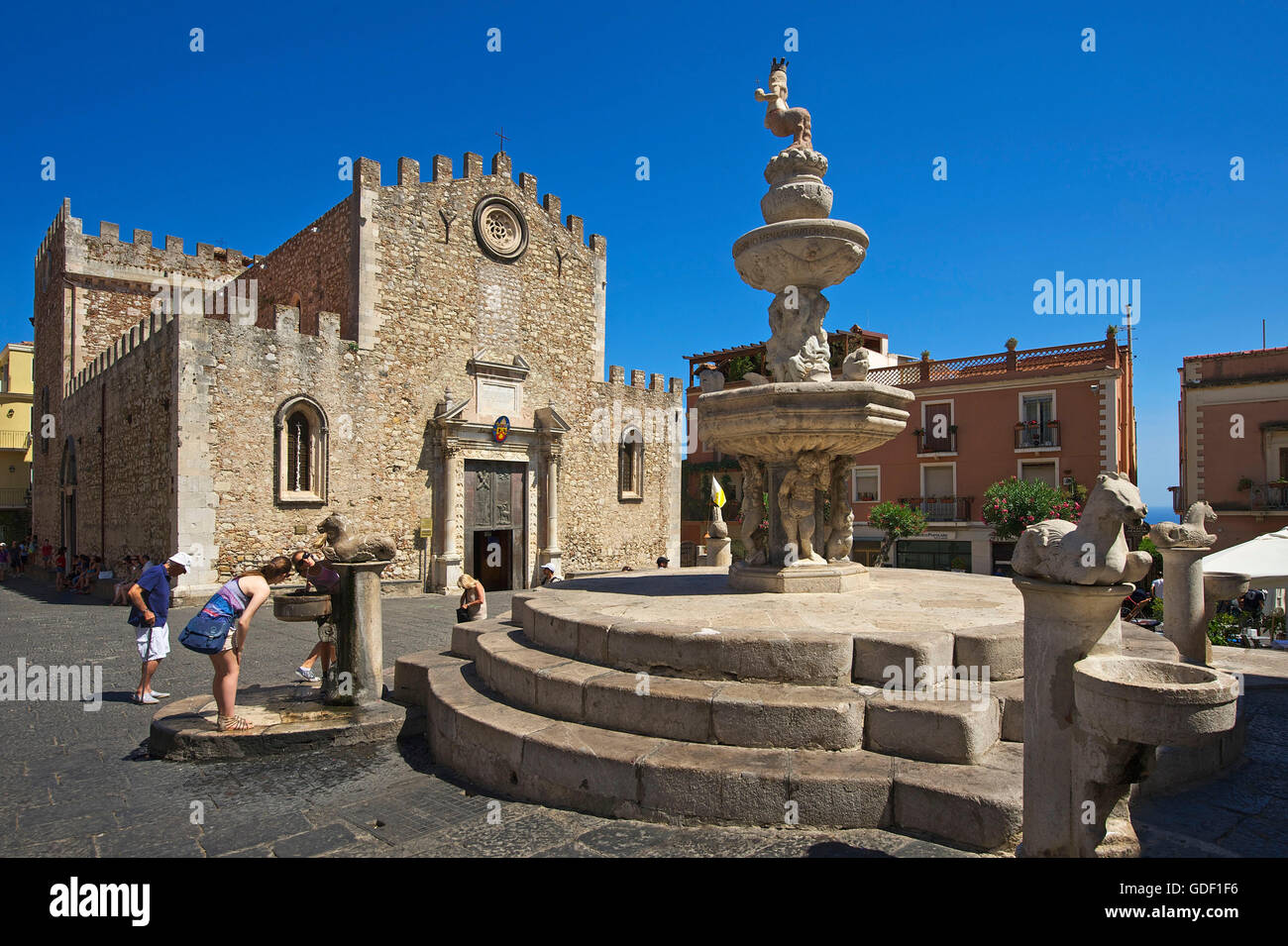 San Nicolo Duomo , Piazza Duomo, Taormina, Sicilia, Italia Foto Stock