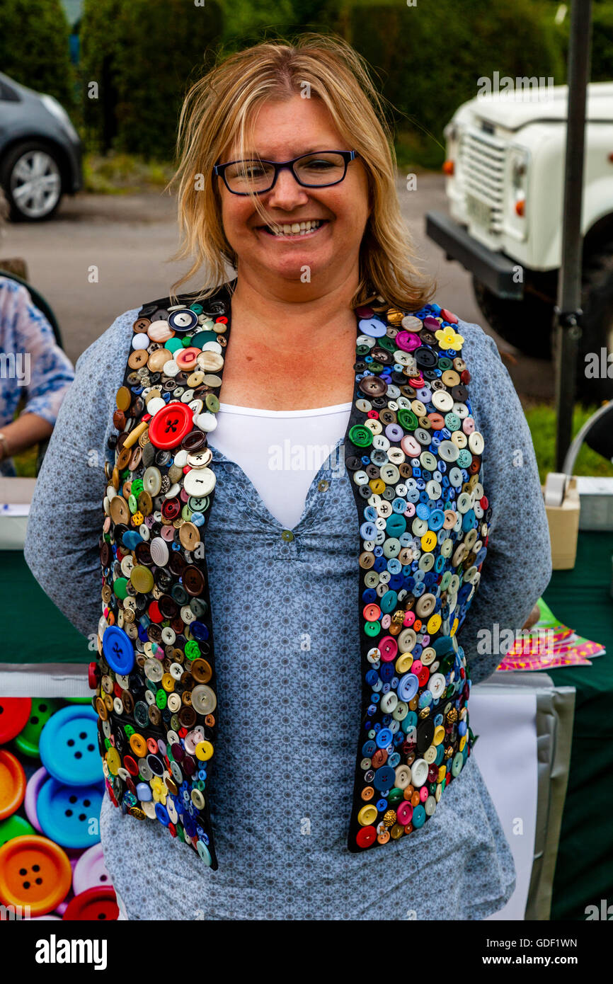 Una donna orgogliosamente visualizza un pulsante colorato a Gilet Fairwarp Village Fete, Fairwarp, East Sussex, Regno Unito Foto Stock