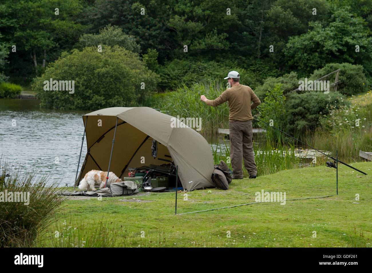 Grossolana del pescatore sul lago di carpe Foto Stock
