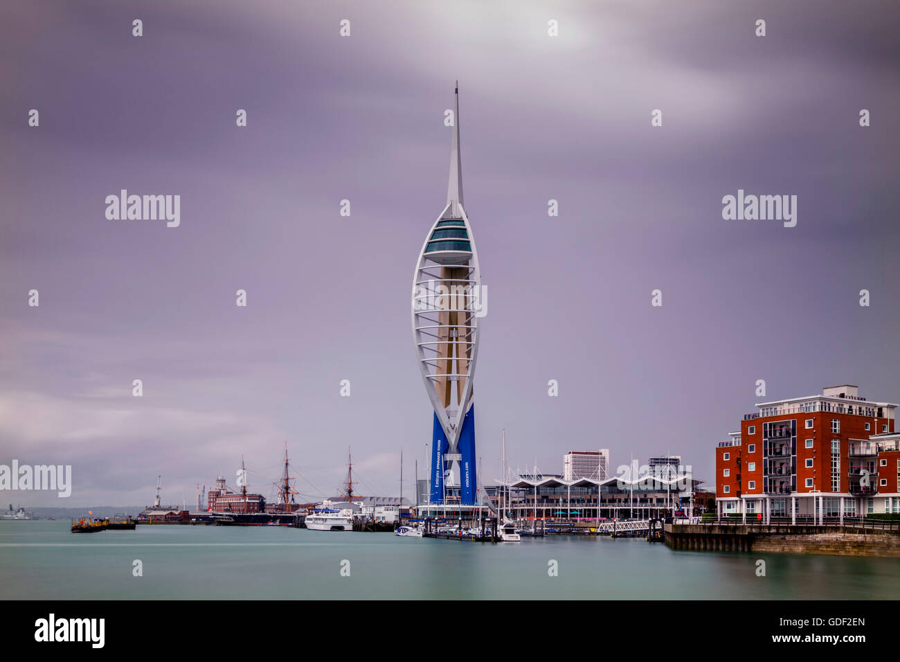 Emirati Spinnaker Tower, Gunwharf Quays, Portsmouth, Hampshire, Regno Unito Foto Stock