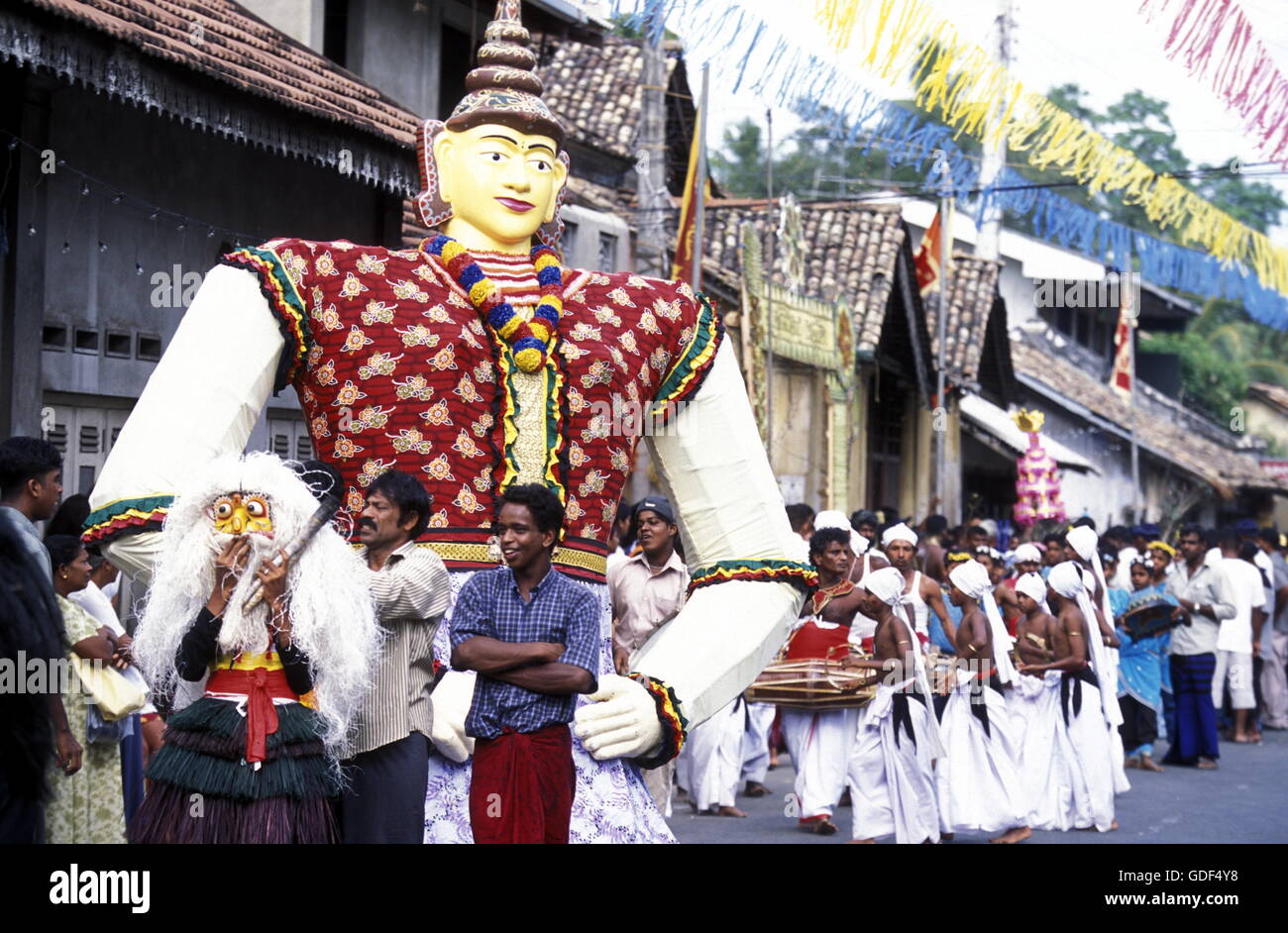 Una festa tradizionale in dicembre nella città di Dalawella presso la westcoast dello Sri Lanka in Asien. Foto Stock