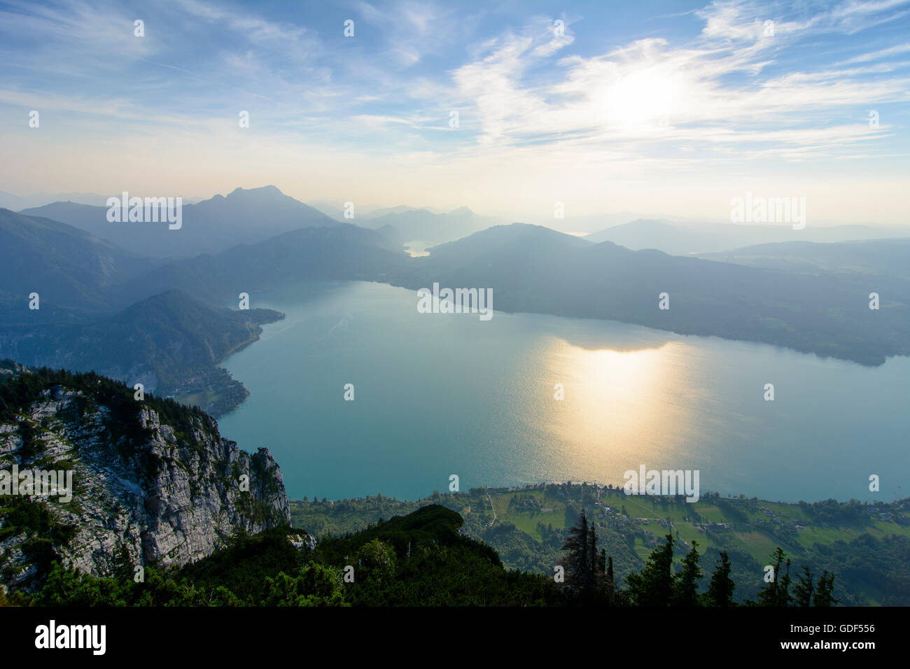 Steinbach am Attersee: Vista dal vertice Mahdlgupf al lago Attersee (anteriore) e il lago Mondsee , a sinistra il monte Schafberg, Austria, Foto Stock