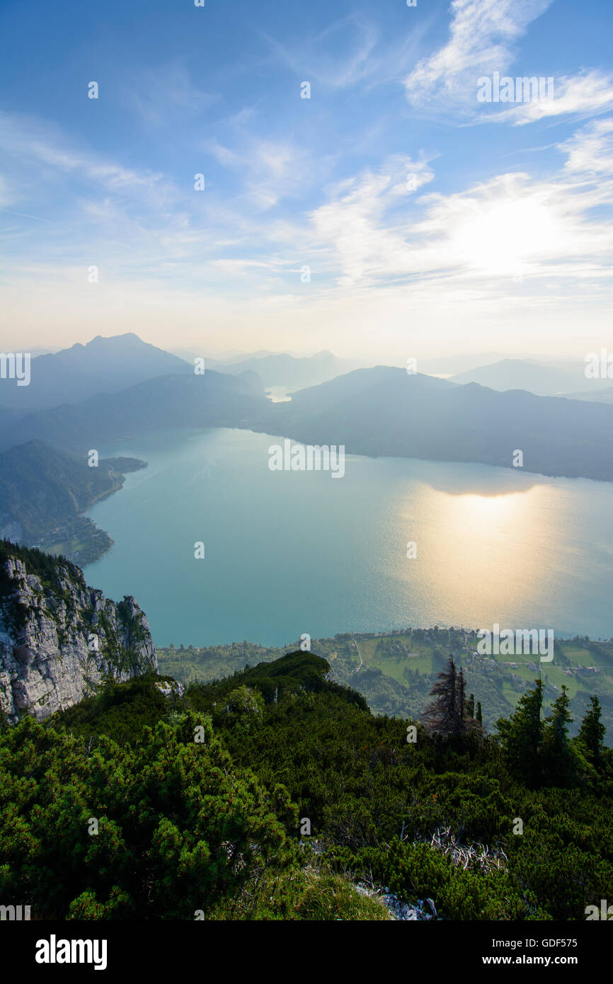 Steinbach am Attersee: Vista dal vertice Mahdlgupf al lago Attersee (anteriore) e il lago Mondsee , a sinistra il monte Schafberg, Austria, Foto Stock