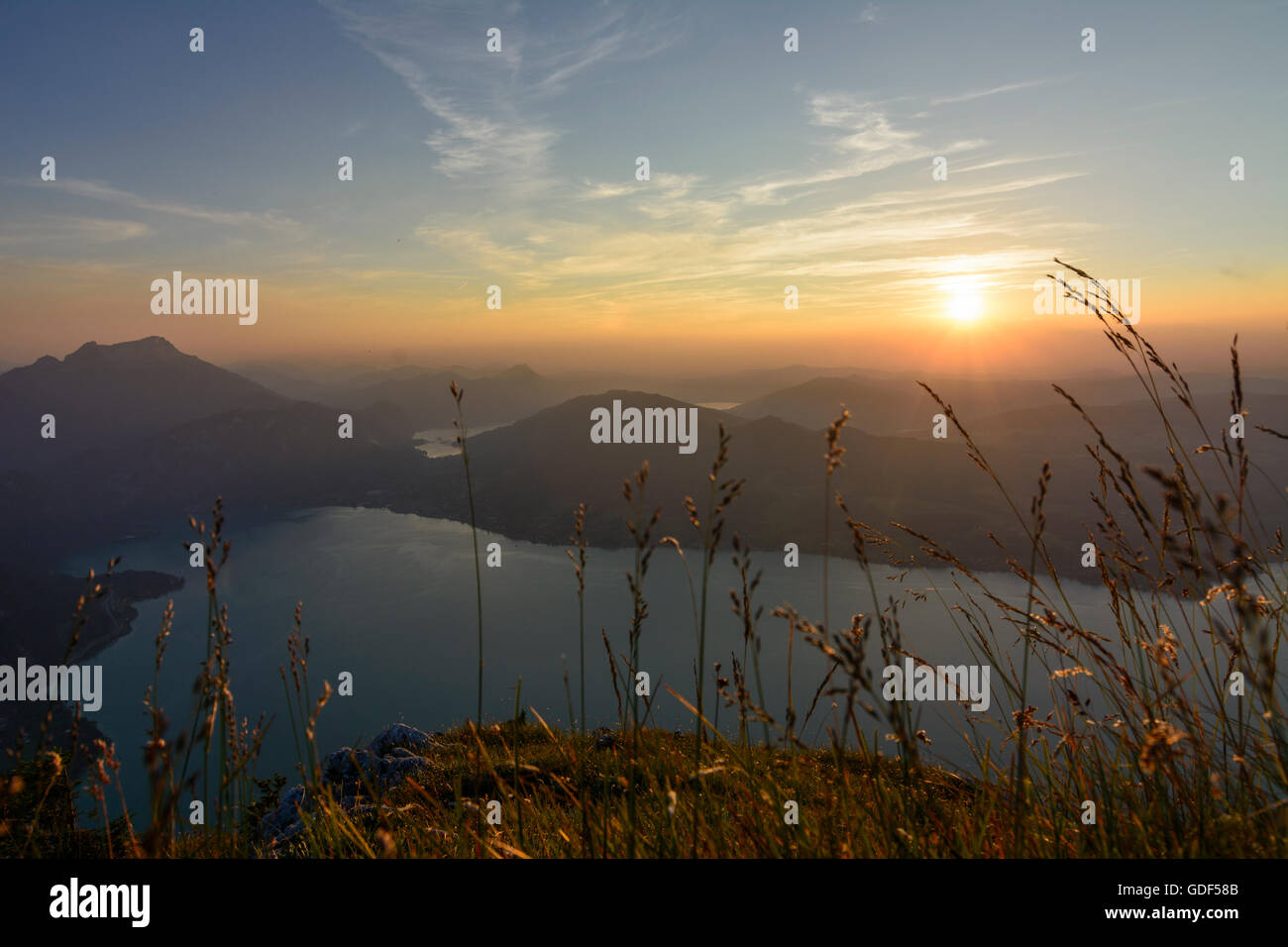 Steinbach am Attersee: Vista dal vertice Mahdlgupf al lago Attersee (anteriore) e il lago Mondsee , a sinistra il monte Schafberg, Austria, Foto Stock