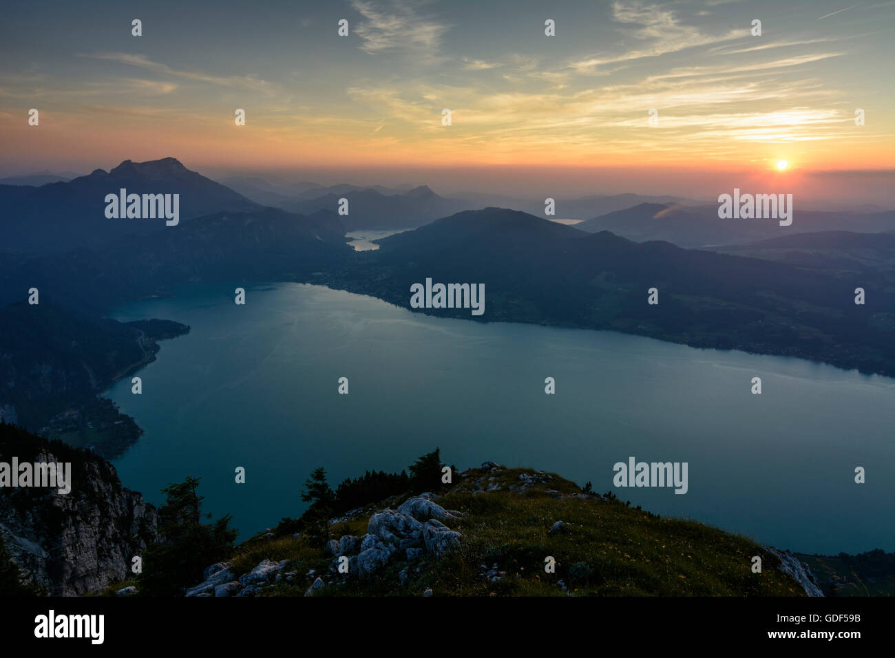 Steinbach am Attersee: Vista dal vertice Mahdlgupf al lago Attersee (anteriore) e il lago Mondsee , a sinistra il monte Schafberg, Austria, Foto Stock