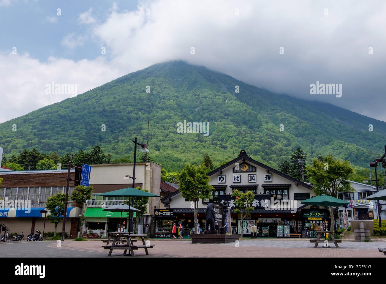 Il Monte Nantai vulcano Chugushi sopra città nel Parco Nazionale di Nikko, Giappone. Foto Stock