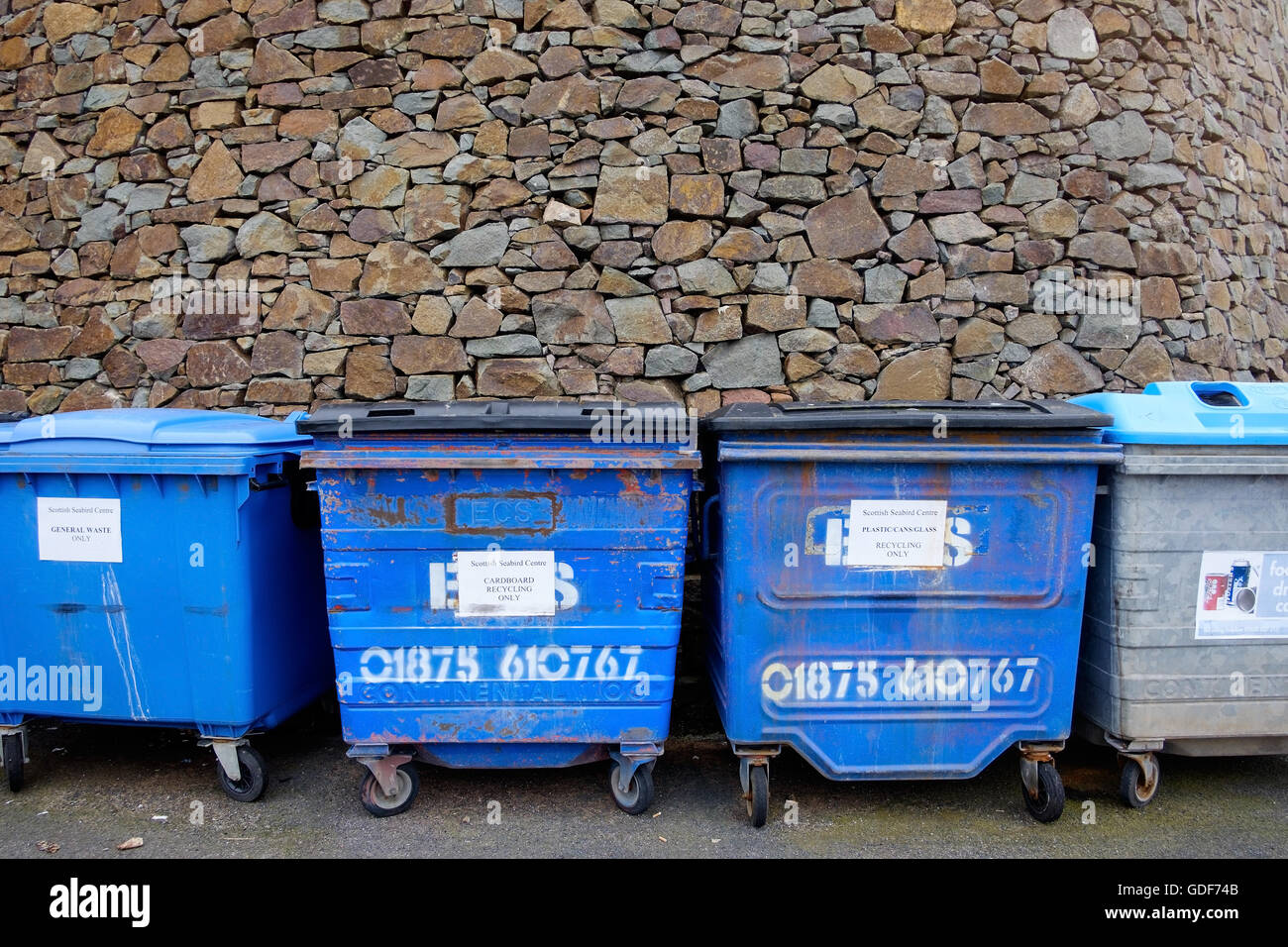 Gli scambi commerciali dei contenitori per i rifiuti o scomparti wheelie (o di omissioni), per rifiuti riciclati. Foto Stock