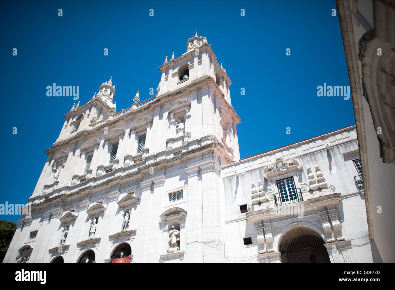 Monastero di Sao Vicente De Fora Lisbona // LISBONA, Portogallo - il Monastero di São Vicente de Fora è una chiesa e monastero del XVII secolo nel quartiere Alfama di Lisbona. Presenta sezioni ornamentali in stile barocco e il Pantheon di Braganza, dove sono sepolti i re che governarono il Portogallo tra il 1640 e il 1910. Foto Stock