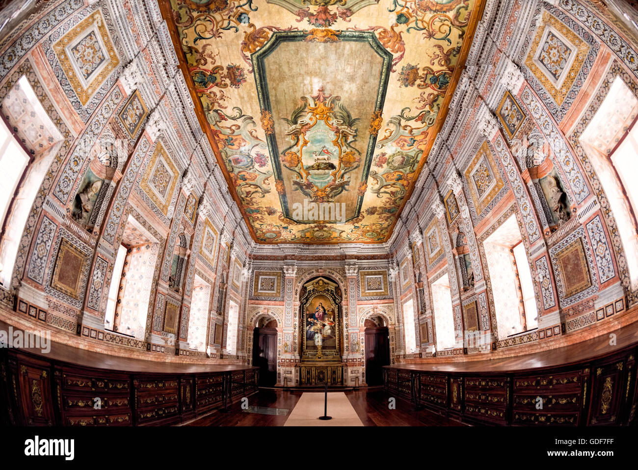 Monastero di São Vicente De Fora Sacresty Lisbona Portogallo // LISBONA, Portogallo — la sacrestia ornata del Monastero di São Vicente de Fora è stata completata nel 1716, con pareti adornate con intarsi di marmo policromo e un dipinto del soffitto a olio su tela. Il soffitto raffigura Agnus dei (Agnello di Dio) al centro, circondato da elaborate decorazioni floreali con allegorie che rappresentano i Canonici regolari di Sant'Agostino e la città di Lisbona. Le casse in legno di jacaranda brasiliana sono disposte su entrambi i lati della stanza, progettate per contenere i paramenti sacri. Sotto il pavimento si trova l'antropomore del XII secolo Foto Stock