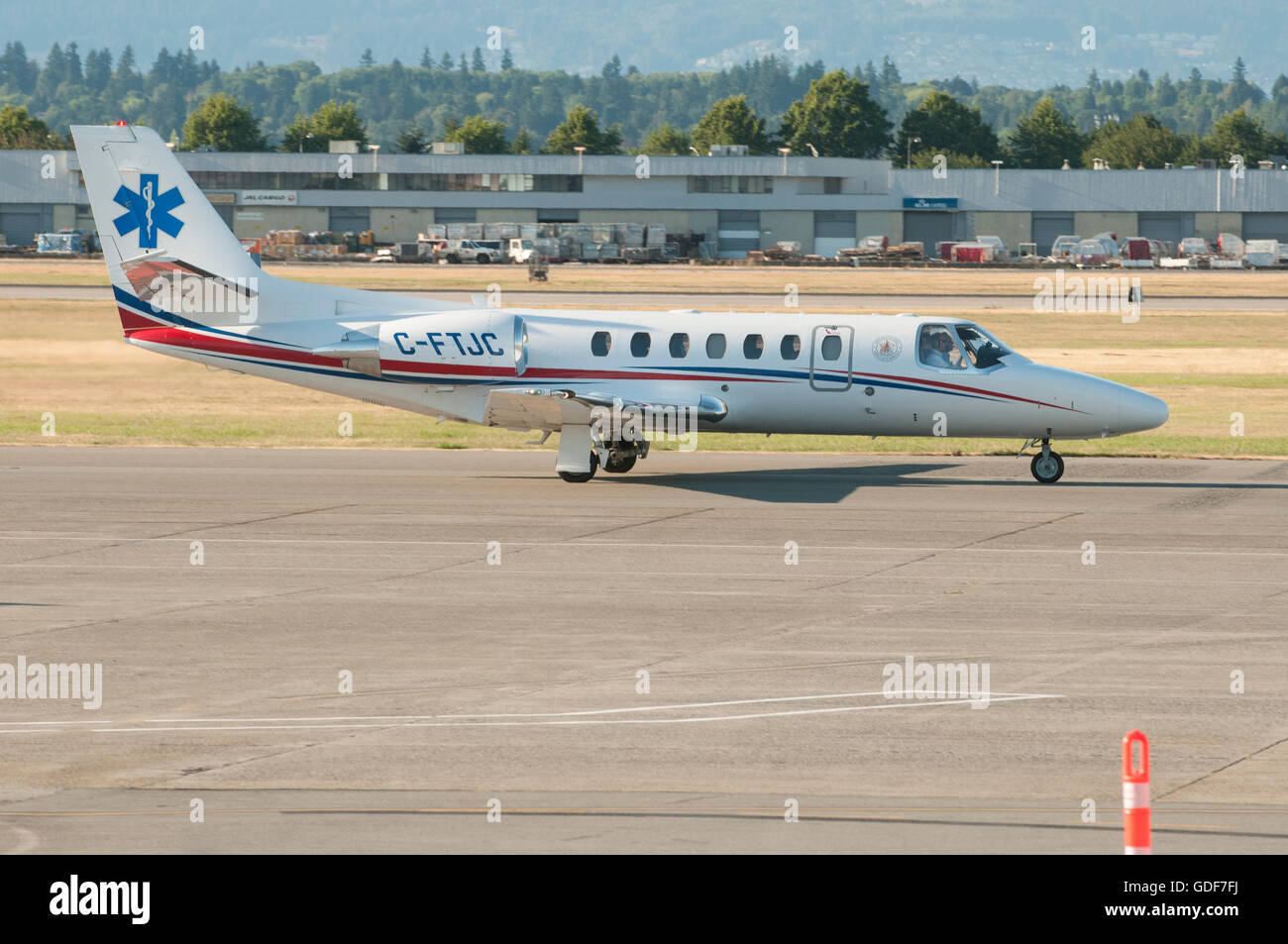 BC servizio ambulanza Cessna 560 Citation Encore C-FTJC rullaggio, dall'Aeroporto Internazionale di Vancouver Foto Stock