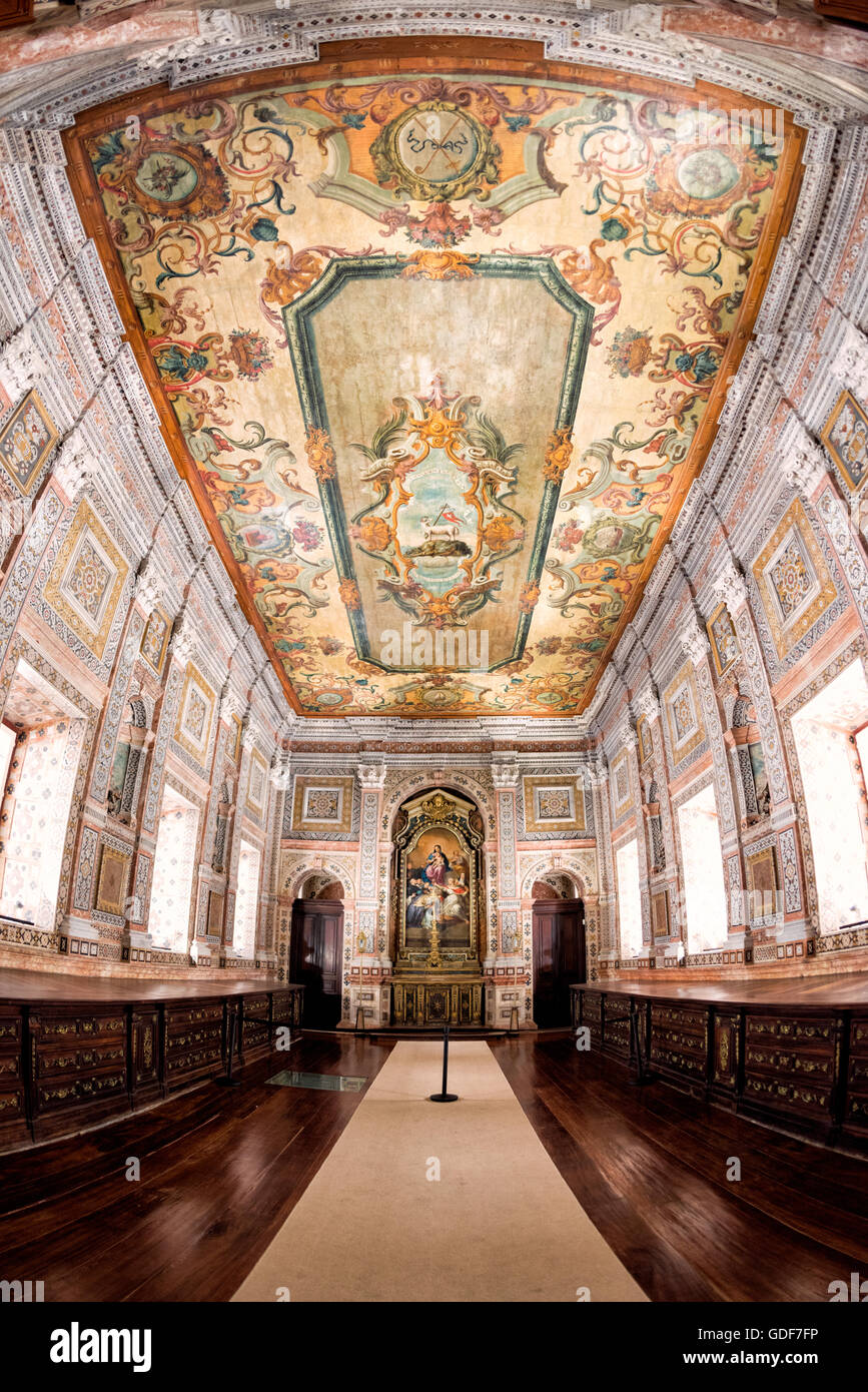 Monastero di São Vicente De Fora Sacresty Lisbona Portogallo // LISBONA, Portogallo — la sacrestia ornata del Monastero di São Vicente de Fora è stata completata nel 1716, con pareti adornate con intarsi di marmo policromo e un dipinto del soffitto a olio su tela. Il soffitto raffigura Agnus dei (Agnello di Dio) al centro, circondato da elaborate decorazioni floreali con allegorie che rappresentano i Canonici regolari di Sant'Agostino e la città di Lisbona. Le casse in legno di jacaranda brasiliana sono disposte su entrambi i lati della stanza, progettate per contenere i paramenti sacri. Sotto il pavimento si trova l'antropomore del XII secolo Foto Stock