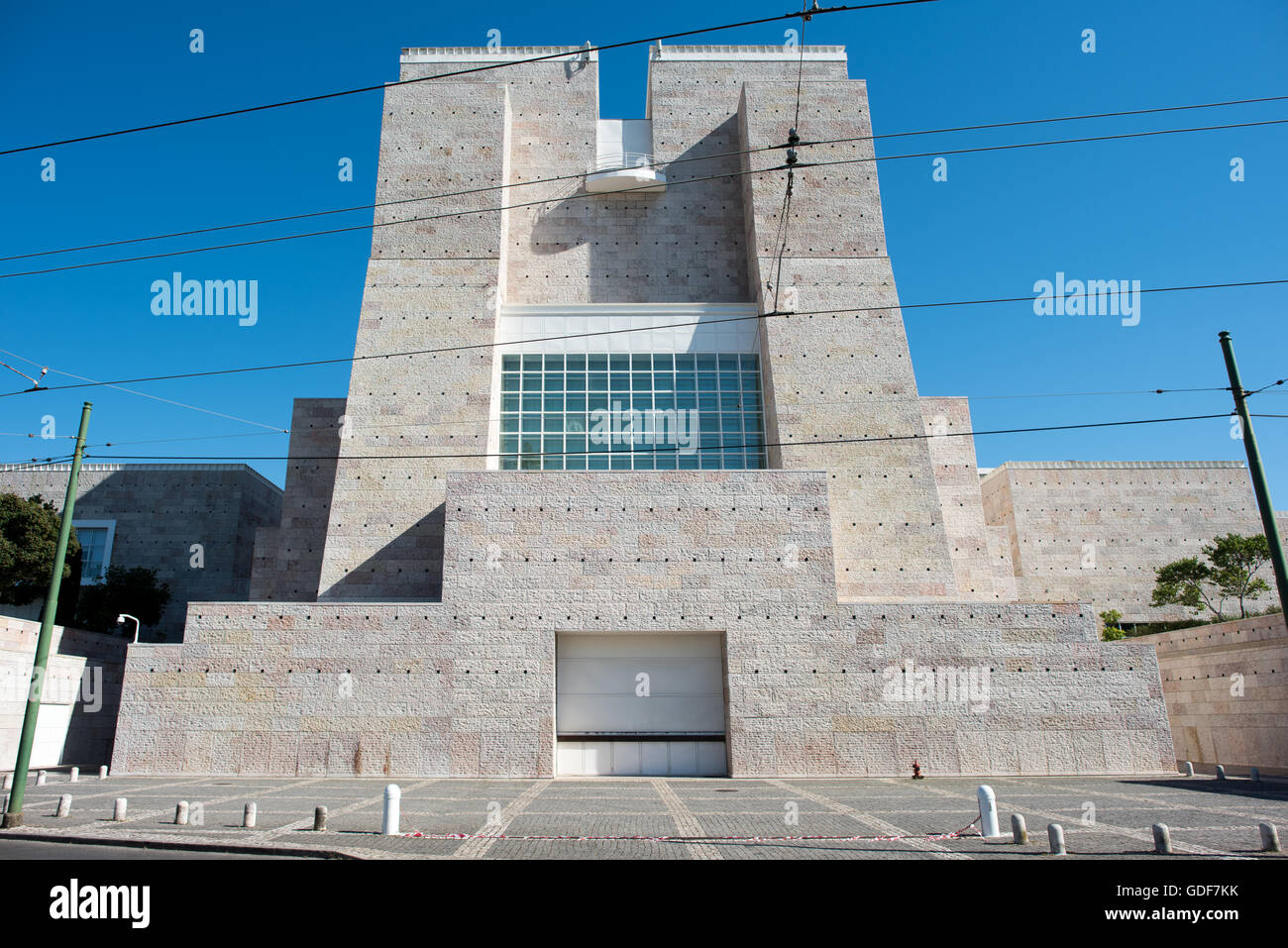 Centro culturale di Belém architettura Lisbona Portogallo // LISBONA, Portogallo — Una sezione del Centro culturale di Belém (Centro Cultural de Belém) si trova in rilievo sulle rive del fiume Tago nello storico quartiere di Belém di Lisbona. Progettato dagli architetti Vittorio Gregotti e Manuel Salgado, il complesso modernista è stato inaugurato nel 1992 e funge da una delle più importanti istituzioni culturali del Portogallo. La struttura polifunzionale ospita il Museo Berardo Collection di arte moderna e contemporanea, spazi per spettacoli e strutture per conferenze. Situato vicino ad altri luoghi di interesse, incluso Foto Stock