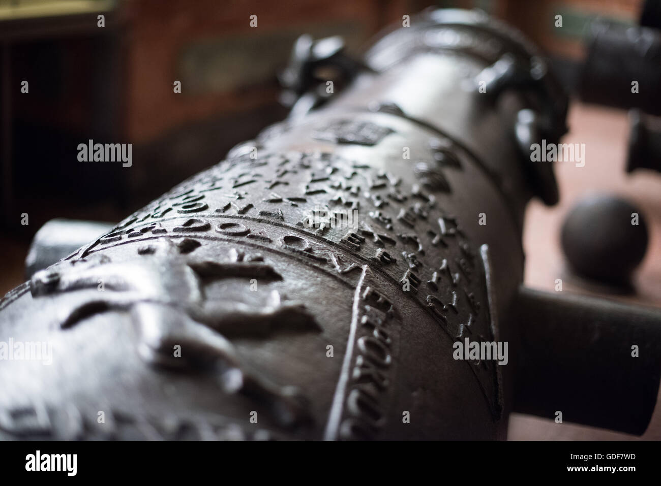 1533 Museo militare del cannone di bronzo Lisbona Portogallo // LISBONA, Portogallo — Un cannone di bronzo fuso nel 1533 a Goa mostra l'artigianato della produzione militare coloniale portoghese. Il cannone fu progettato per le operazioni d'assedio durante il periodo di espansione del Portogallo. L'artefatto è ospitato nell'antica armeria del Museo militare di Lisbona, che mostra 500 anni di storia militare portoghese. Molte delle mostre del museo sono esposte in stanze decorate in modo opulento all'interno dell'edificio storico. Il Museo militare funge da deposito completo del patrimonio militare del Portogallo, che spazia dal Med Foto Stock