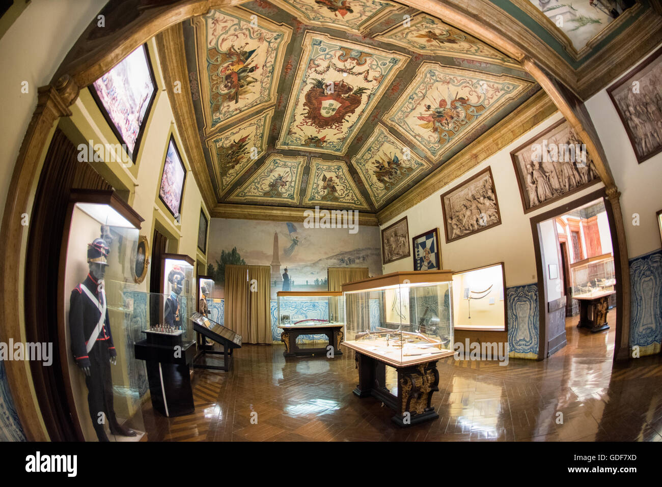 Museu Militar Military Museum Interior Lisbon Portugal // LISBON, Portugal — il Museu Militar (Museo militare) nel quartiere Santa Apolonia di Lisbona mostra la ricca storia militare del Portogallo. Ospitato in un'ex fonderia di artiglieria, il museo espone una vasta collezione di armi, uniformi e manufatti che vanno dal medioevo al XX secolo. Le mostre coprono il coinvolgimento del Portogallo in vari conflitti, tra cui le guerre napoleoniche, le campagne coloniali e le guerre mondiali, offrendo ai visitatori una visione completa del patrimonio militare della nazione. Foto Stock