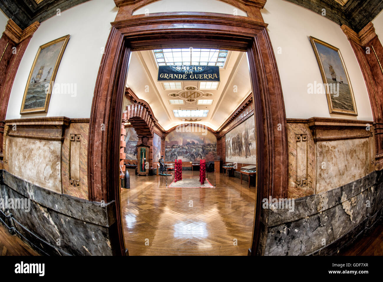 Museo militare Mostra della prima guerra mondiale Lisbona Portogallo // LISBONA, Portogallo - mostre incentrate sulla prima guerra mondiale sono esposte nel Museo militare di Lisbona, ospitato nell'antico edificio armerico. Il museo espone 500 anni di storia militare portoghese attraverso le collezioni esposte in sale della struttura storica decorate in modo opulento. Il Museo militare di Lisbona, ufficialmente noto come Museu Militar de Lisboa, occupa un ex complesso arsenale che risale a secoli fa. L'istituzione conserva e presenta il patrimonio militare del Portogallo attraverso manufatti, armi, uniformi e documenti storici Foto Stock