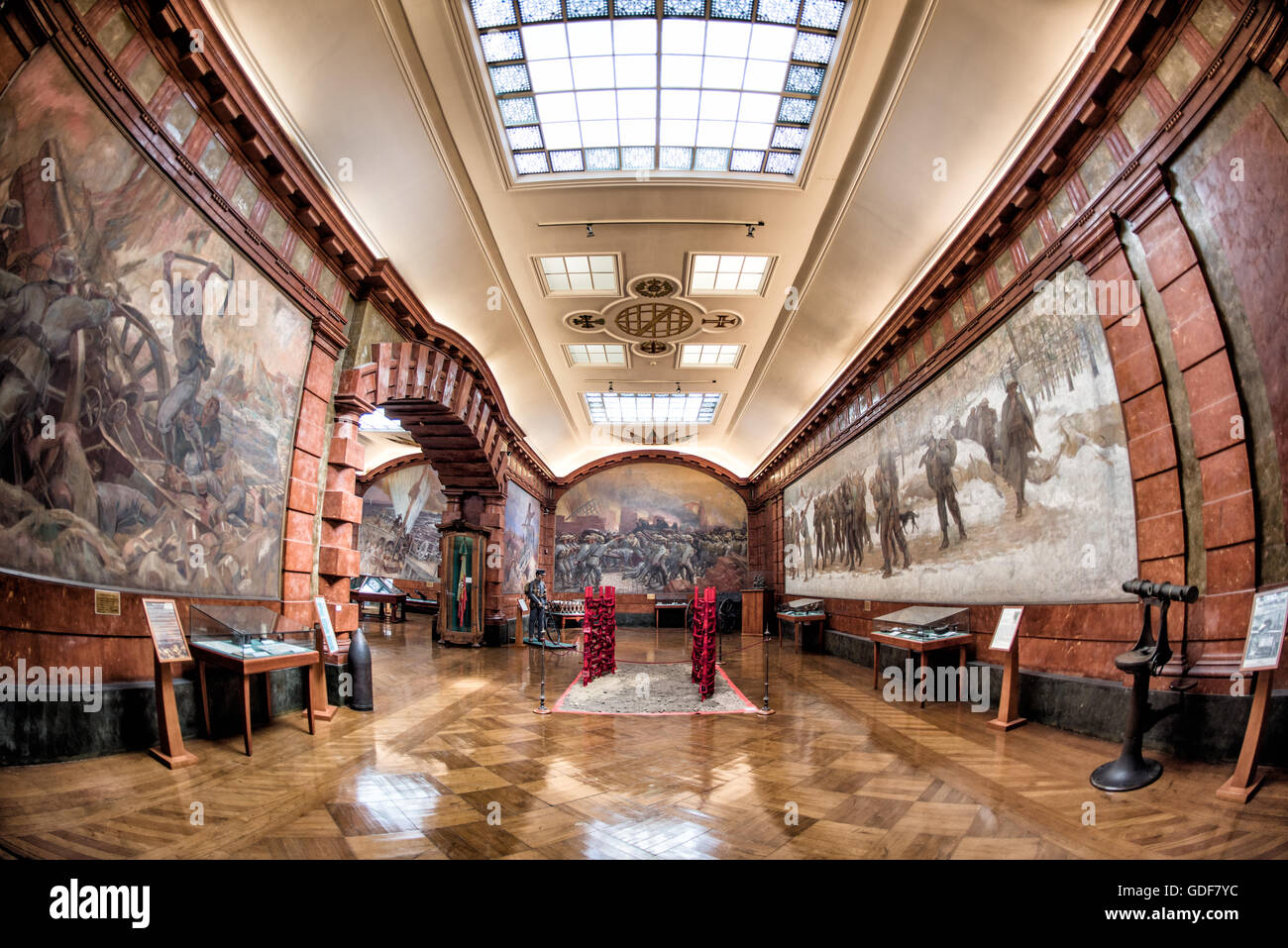 Museo militare durante la prima guerra mondiale espone Lisbona Portogallo // LISBONA, Portogallo; le mostre incentrate sulla prima guerra mondiale sono esposte nel Museo militare di Lisbona, ospitato nel vecchio edificio armerico. Il museo espone 500 anni di storia militare portoghese attraverso le collezioni esposte in sale della struttura storica decorate in modo opulento. Il Museo militare di Lisbona, ufficialmente noto come Museu Militar de Lisboa, occupa un ex complesso arsenale che risale a secoli fa. L'istituzione conserva e presenta il patrimonio militare del Portogallo attraverso manufatti, armi, uniformi e documentari storici Foto Stock