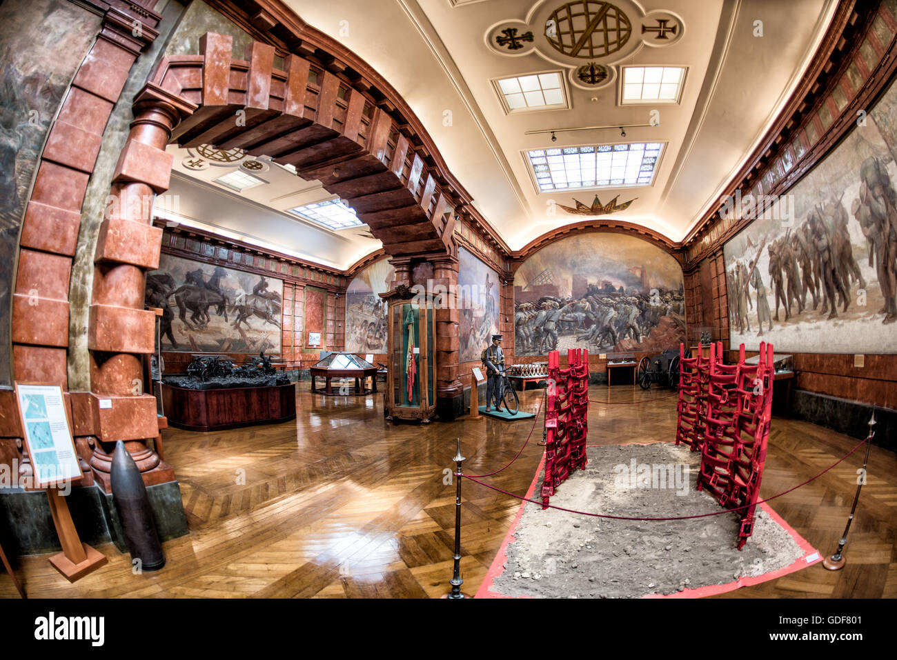 Museo militare Mostra della prima guerra mondiale Lisbona Portogallo // LISBONA, Portogallo - mostre incentrate sulla prima guerra mondiale sono esposte nel Museo militare di Lisbona, ospitato nell'antico edificio armerico. Il museo espone 500 anni di storia militare portoghese attraverso le collezioni esposte in sale della struttura storica decorate in modo opulento. Il Museo militare di Lisbona, ufficialmente noto come Museu Militar de Lisboa, occupa un ex complesso arsenale che risale a secoli fa. L'istituzione conserva e presenta il patrimonio militare del Portogallo attraverso manufatti, armi, uniformi e documenti storici Foto Stock