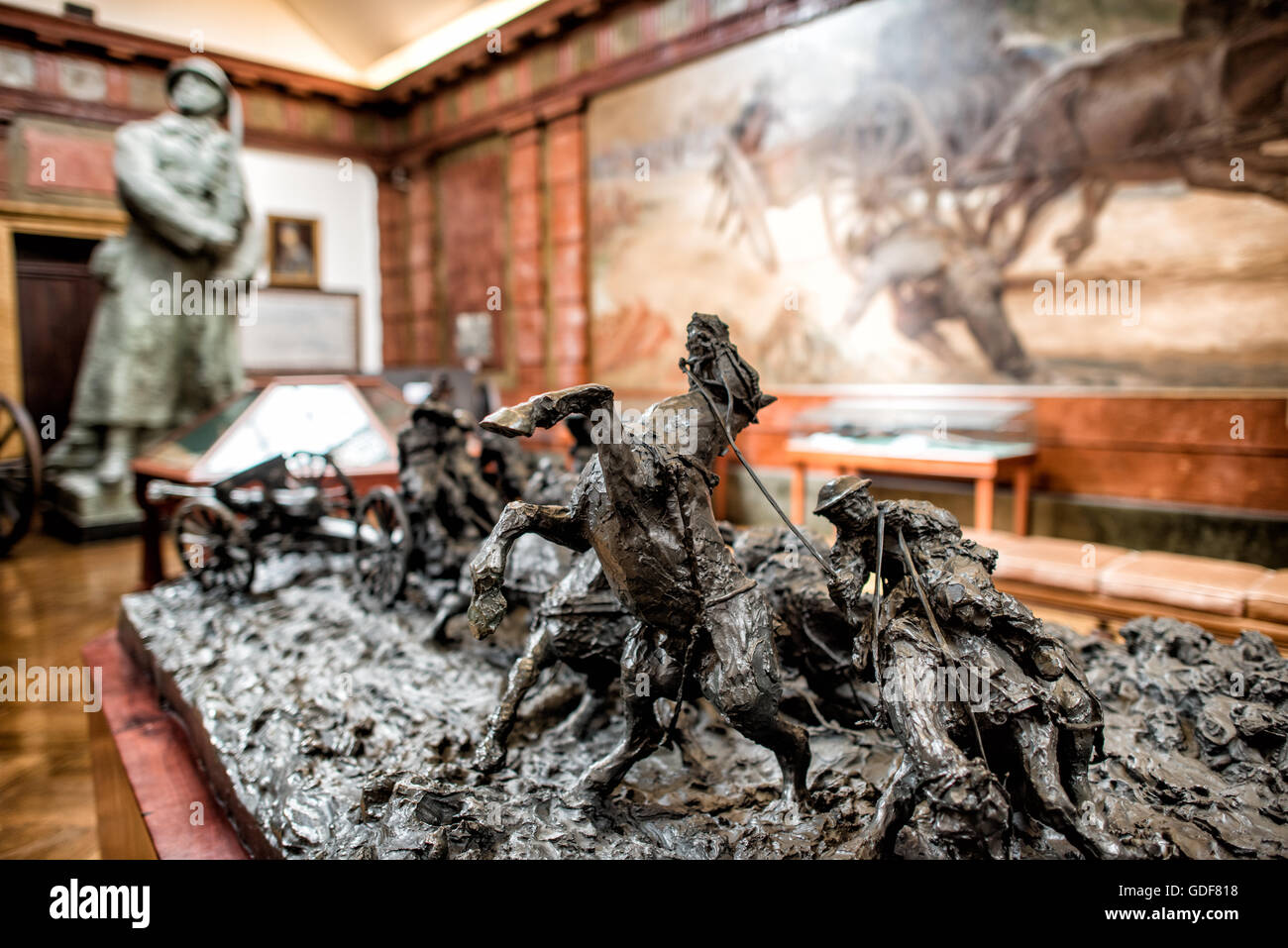 Museo militare delle sculture della prima guerra mondiale Lisbona Portogallo // LISBONA, Portogallo - mostre incentrate sulla prima guerra mondiale Un titolo scultoreo "heading to position-Shot piece" dell'ufficiale di cavalleria Delfim Maia (1886-1978). Ospitato nella vecchia armeria, il Museo militare di Lisbona espone 500 anni di storia militare portoghese, con molte delle mostre in stanze sontuosamente decorate dell'edificio storico. Foto Stock