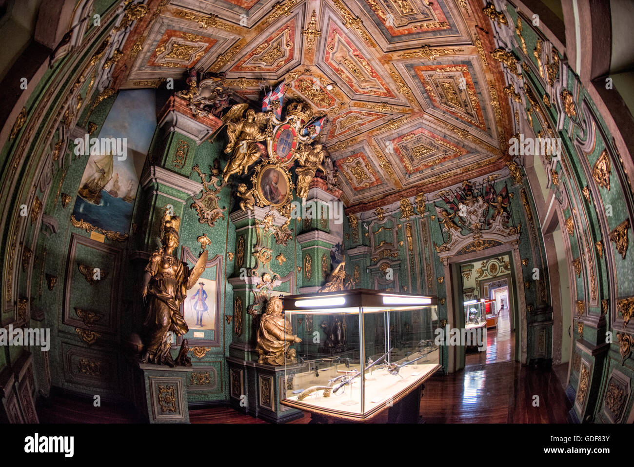 Museu Militar Military Museum Interior Lisbon Portugal // LISBON, Portugal — il Museu Militar (Museo militare) nel quartiere Santa Apolonia di Lisbona mostra la ricca storia militare del Portogallo. Ospitato in un'ex fonderia di artiglieria, il museo espone una vasta collezione di armi, uniformi e manufatti che vanno dal medioevo al XX secolo. Le mostre coprono il coinvolgimento del Portogallo in vari conflitti, tra cui le guerre napoleoniche, le campagne coloniali e le guerre mondiali, offrendo ai visitatori una visione completa del patrimonio militare della nazione. Foto Stock