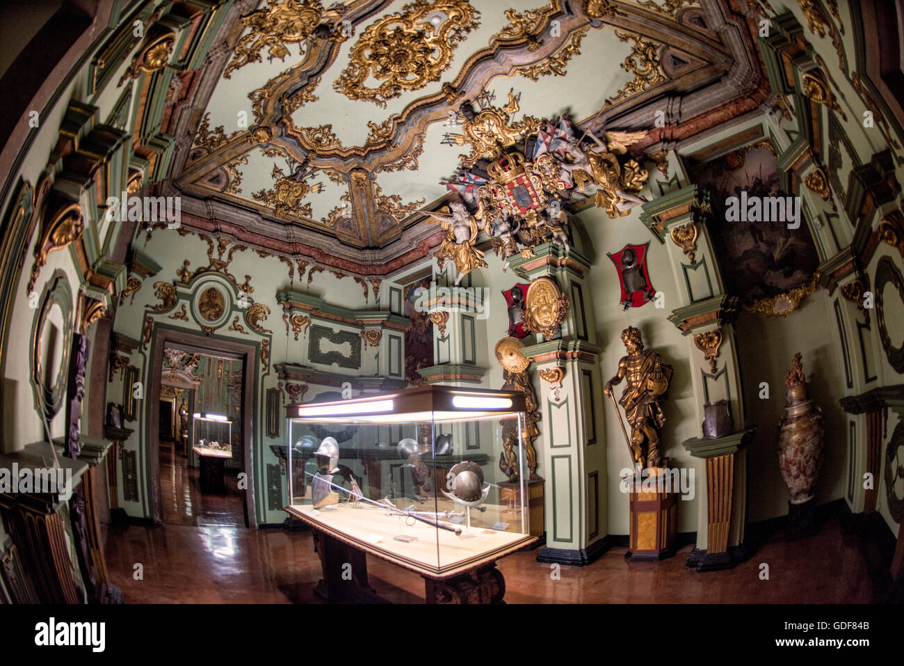 LISBONA, Portogallo: Il Museu Militar (Museo militare) nel quartiere Santa Apolonia di Lisbona mostra la ricca storia militare del Portogallo. Ospitato in un'ex fonderia di artiglieria, il museo espone una vasta collezione di armi, uniformi e manufatti che vanno dal medioevo al XX secolo. Le mostre coprono il coinvolgimento del Portogallo in vari conflitti, tra cui le guerre napoleoniche, le campagne coloniali e le guerre mondiali, offrendo ai visitatori una visione completa del patrimonio militare della nazione. Foto Stock