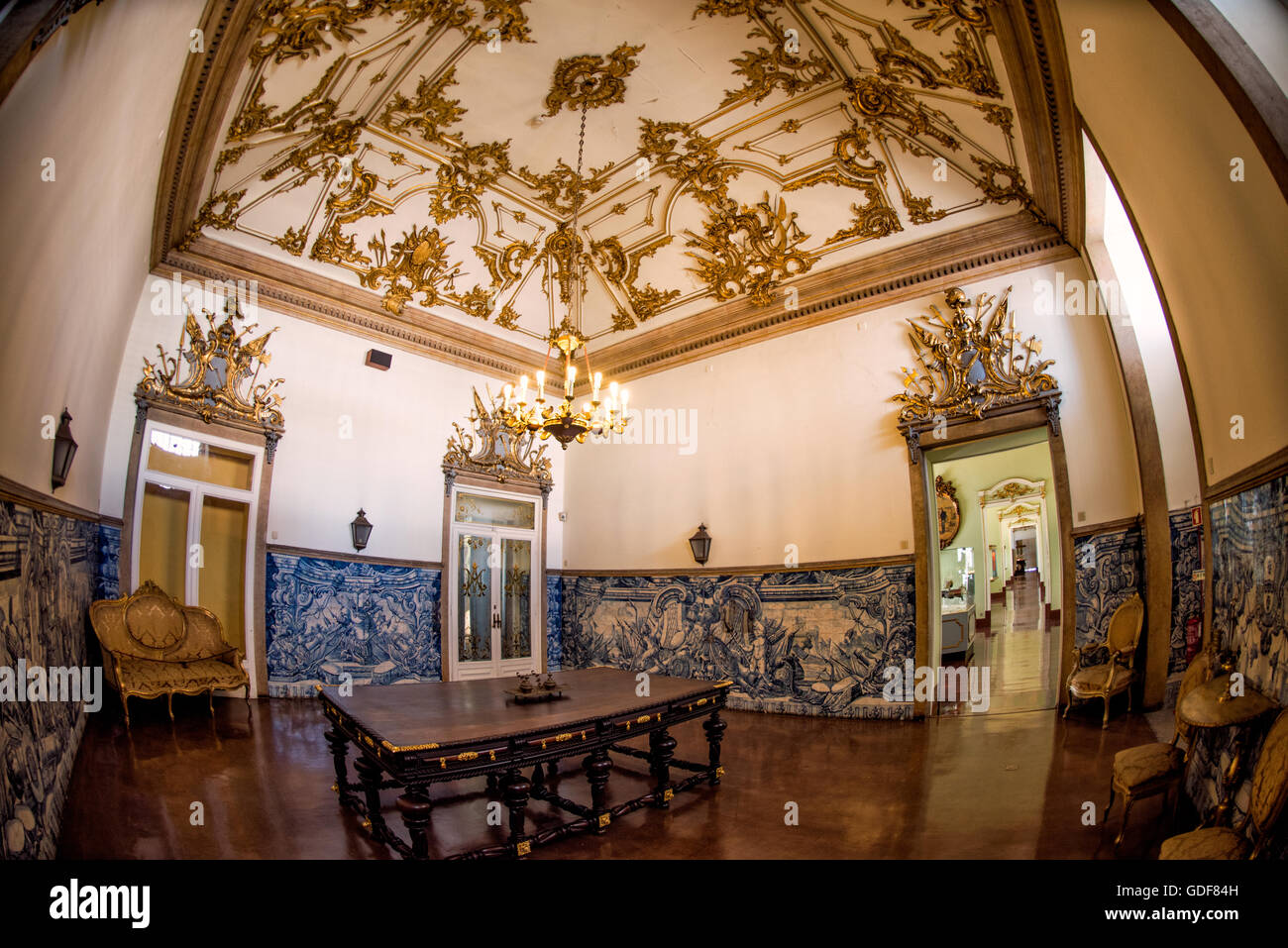 Museu Militar Military Museum Interior Lisbon Portugal // LISBON, Portugal — il Museu Militar (Museo militare) nel quartiere Santa Apolonia di Lisbona mostra la ricca storia militare del Portogallo. Ospitato in un'ex fonderia di artiglieria, il museo espone una vasta collezione di armi, uniformi e manufatti che vanno dal medioevo al XX secolo. Le mostre coprono il coinvolgimento del Portogallo in vari conflitti, tra cui le guerre napoleoniche, le campagne coloniali e le guerre mondiali, offrendo ai visitatori una visione completa del patrimonio militare della nazione. Foto Stock